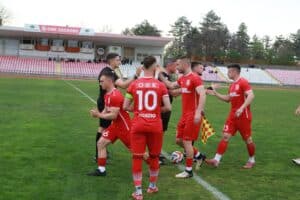 ОФК Хасково посреща ФК Димитровград в регионално дерби ОФК Хасково ще приеме ФК Димитровград във второто си поредно домакинство тази седмица. Регионалното дерби от ХХХ кръг на Югоизточната Трета лига е утре, 17 април, от 17:00 часа на стадион "Хасково". Във вторник "червените" не успяха да вземат трите точки срещу намиращия се в зоната на изпадащите Асеновец (Асеновград) — отложеният мач от 28-ия кръг завърши 0:0. При срещата двама от водещите играчи на тима, Юлий Шекеров и Костадин Пеев, получиха контузии. Капитанът Тейнур Марем все още не е тренирал и няма да може да участва в срещата, а Бейсим Бейсим не е на 100% и със сигурност няма да започне като титуляр. Красимир Илиев също остава под въпрос до последно. "Надявам се да покажем друго лице. Ще се постараем. Дано да не сме без много от опитните ни футболисти, защото тези мачове са важни", сподели наставникът на хасковлии Живко Желев. ФК Димитровград идва като тим без спечелена точка като гост тази пролет и заема 16-ото място в класирането.