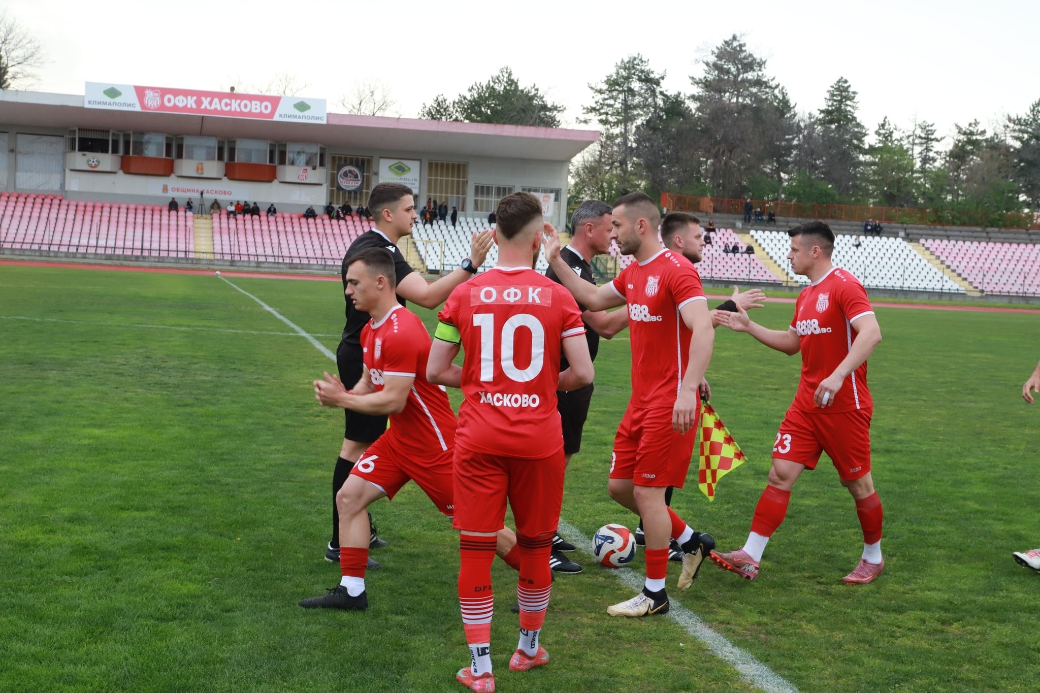 ОФК Хасково посреща ФК Димитровград в регионално дерби ОФК Хасково ще приеме ФК Димитровград във второто си поредно домакинство тази седмица. Регионалното дерби от ХХХ кръг на Югоизточната Трета лига е утре, 17 април, от 17:00 часа на стадион "Хасково". Във вторник "червените" не успяха да вземат трите точки срещу намиращия се в зоната на изпадащите Асеновец (Асеновград) — отложеният мач от 28-ия кръг завърши 0:0. При срещата двама от водещите играчи на тима, Юлий Шекеров и Костадин Пеев, получиха контузии. Капитанът Тейнур Марем все още не е тренирал и няма да може да участва в срещата, а Бейсим Бейсим не е на 100% и със сигурност няма да започне като титуляр. Красимир Илиев също остава под въпрос до последно. "Надявам се да покажем друго лице. Ще се постараем. Дано да не сме без много от опитните ни футболисти, защото тези мачове са важни", сподели наставникът на хасковлии Живко Желев. ФК Димитровград идва като тим без спечелена точка като гост тази пролет и заема 16-ото място в класирането.