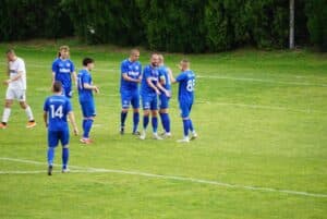 Септември (Симитли) победи Струмска слава с 3:2 в мач от 27-ия кръг на Югозападната Трета лига. Още в 10-ата минута домакините откриха резултата. Гостите от Радомир загубиха топката в половината на Септември, след което последва бърза атака по фланга — Добромир Панчаревски центрира към непокрития в наказателното поле Пламен Петров, който вкара за 1:0. Даниел Начев отговори с организирана контраатака след отнето в собствената му половина подаване, напредна с дрибъл към наказателното поле на домакините и стреля опасно, но вратарят Бусаров изби в корнер. В 33-ата минута, след двойно подаване между Мартин Костов и Александър Аспарухов, капитанът беше изведен на стрелкова позиция и с хладнокръвен удар с десния крак изравни за 1:1. В края на първото полувреме силен удар на Здравко Карадачки премина над вратата на Александър Михайлов. В началото на втората част при грешка при изнасяне на топката от Струмска слава Тодор Траянов стреля опасно от границата на наказателното поле, но Михайлов спаси. В 51-ата минута радомирци отново поведоха — Дейвид Джоров получи топката пред наказателното поле на Септември и с прецизен удар с левия крак направи резултата 2:1. Само две минути по-късно домакините изравниха чрез Добромир Панчаревски, който реализира с удар с левия крак за 2:2. След това Струмска слава натисна в търсене на нов гол, но подстъпите към вратата на Септември бяха умело затворени. Домакините заложиха на контраатаки и използваха празните пространства, оставяни от гостите. Гостите от Радомир, фокусирани в атаки, допуснаха обрат — след пробив отдясно Добромир Панчаревски стреля, Александър Михайлов отби, но топката попадна отново в краката на Панчаревски и от близко разстояние той донесе победата с 3:2 за Септември. След попадението домакините играха на сигурност и не позволиха на Струмска слава да стигне до ценния изравнителен гол. Състав на Струмска слава: 99. Александър Михайлов, 14. Димитър Савов, 3. Димитър Митов, 4. Стилиян Николов (46' Георги Янев), 20. Денислав Мицаков (46' Ахмед Адемов), 5. Мартин Костов, 11. Милен Войнов (69' Стивън Манолов), 45. Даниел Начев (46' Дейвид Джоров), 88. Кристиян Слишков, 10. Александър Аспарухов ©︎, 80. Деян Христов (46' Любомир Тодоров) Запасни: 12. Йордан Димитров, 6. Стивън Манолов, 7. Дейвид Джоров, 8. Георги Янев, 9. Любомир Тодоров, 16. Ахмед Адемов, 17. Емилиан Петров, 22. Чавдар Христов