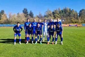 Рилски спортист победи Славия II с 1:0 в 28-ия кръг Рилски спортист (Самоков) записа поредна шампионска победа, надделявайки с минималното 1:0 при гостуването си на Славия II (София) в среща от 28-ия кръг на първенството. Единственият гол в мача бе реализиран от Юлиан Ненов в 83-ата минута — удар извън наказателното поле прати топката във вратата. До попадението Рилски спортист пропусна няколко добри положения, като тимът доминираше през първата част, а след почивката двубоят стана по-равностоен и "белите" също имаха своите шансове. Това е четвъртата пролетна победа с 1:0 за "Рилецо", която донесе нови три точки и в момента тима има 65 точки в актива си — с 7 повече от най-близкия преследвач. "Скиорите" имат и един отложен двубой, който ще бъде изигран в сряда, 22 април, когато в Самоков гостува ОФК Костинброд в мач от 25-ия кръг.