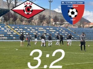 Септември (Симитли) победи Струмска слава (Радомир) с 3:2 Септември (Симитли) записа важна победа над втория във временното класиране Струмска слава (Радомир). "Белите" надделяха с 3:2 в домакинството си от 28-ия кръг на Югозападната Трета лига. Двубоят започна добре за домакините, които създадоха няколко опасни положения пред вратата на гостите. Добромир Панчаревски финтира левия бек на Струмска слава и подаде към Пламен Петров, който не сгреши за 1:0. Десет минути по-късно радомирци изравниха с многоходова красива комбинация и така двата отбора се оттеглиха на почивка при равен резултат. Второто полувреме Струмска слава започна по-силно и реализира ефектен гол, с което осъществи пълния обрат. В 75-ата минута Добромир Панчаревски възстанови равенството след асистенция на Йордан Костов. Четири минути по-късно Панчаревски оформи крайния резултат с нов страхотен удар с левия крак, при който не остави шансове на вратаря на гостите и подпечата успеха на Септември. В следващия кръг Септември (Симитли) гостува на Блакан (Ботевград).