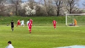 ФК Банско победи Ботев (Ихтиман) с 2:1 в 28-ия кръг на Югозападната Трета лига ФК Банско надделя с 2:1 като гост над Ботев (Ихтиман) в двубой от 28-ия кръг на Югозападната Трета лига. Това е четвърти пореден мач без загуба за „козлите“, в които тимът регистрира три победи и едно равенство. Борислав Балджийски откри резултата в средата на първото полувреме, но в 45-ата минута Жоро Рошков изравни за 1:1 и така двата отбора се оттеглиха на почивка при равен резултат. След подновяването на играта Георги Фикийн се превърна в герой за Банско, вкарвайки победното попадение след засичане с крак на центриране от Динко Слаев. В 70-ата минута отново Балджийски имаше възможност да удвои аванса на своя тим — след мощно изпълнение от фаул топката премина на сантиметри от сглобката на вратата. Минута преди края Хенри Тач остана сам срещу вратаря на домакините Иван Дерменджиев, но стреля покрай гредата. Следващият мач на ФК Банско е на 25 април на собствен терен срещу Пирин (Гоце Делчев).