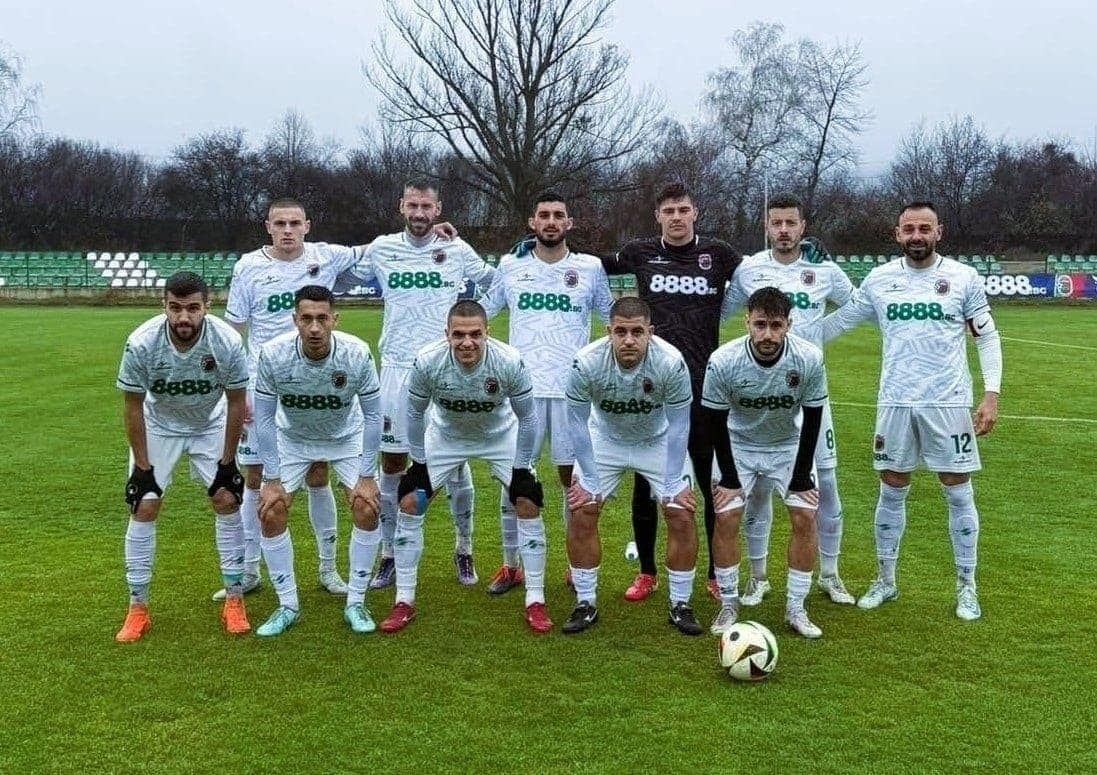 Ботев (Ихтиман) загуби домакинството си на ФК Банско с 1:2 Ботев (Ихтиман) падна с 1:2 от ФК Банско в среща от 28-ия кръг на Югозападната Трета лига. За съжаление това е втора поредна загуба за тима. Борислав Балджийски откри резултата в 30-ата минута след центриране от десния фланг — той овладя топката в наказателното поле и я прати във вратата на гостите. В последните секунди на първото полувреме гостите изравниха чрез Жоро Рошков и двата тима се оттеглиха при 1:1 на почивка. През втората част Банско стигна до победния гол, отбелязан от Георги Фикийн. В 71-ата минута Балджийски изпълни опасен пряк свободен удар, който премина на сантиметри от сглобката на вратата. В заключителните секунди гостите пропуснаха още една възможност за гол. Следващият мач за Ботев (Ихтиман) е на 22 април (сряда) — полуфинал за Купата на Аматьорската лига срещу Бдин (Видин) в Монтана.