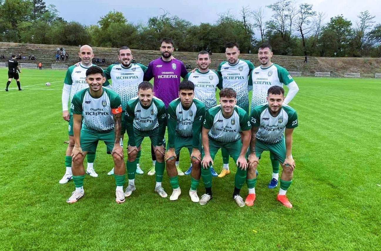 Бенковски (Исперих) загуби у дома с 0:2 от дублиращия отбор на Черно море Бенковски (Исперих) отстъпи с 0:2 пред дублиращия отбор на Черно море в мач от 26-ия кръг на Североизточната Трета лига. Така тимът на старши треньора Николай Кънчев записа второ поредно поражение. Следващият двубой е на 22 април (сряда) от 16:00 часа — гостуване на дубъла на Спартак (Варна). Гостите откриха резултата в 21-ата минута чрез Андрей Христов. В 40-ата минута Марин Петков пропусна изпълнение от дузпа, спасено от вратаря на варненци Георги Монев, с което приключи първото полувреме. През втората част домакините търсиха обрат, но не успяха да реализират няколкото си положения пред противниковата врата. В 74-ата минута Няколов оформя крайното 2:0 за дублиращия състав на моряците.