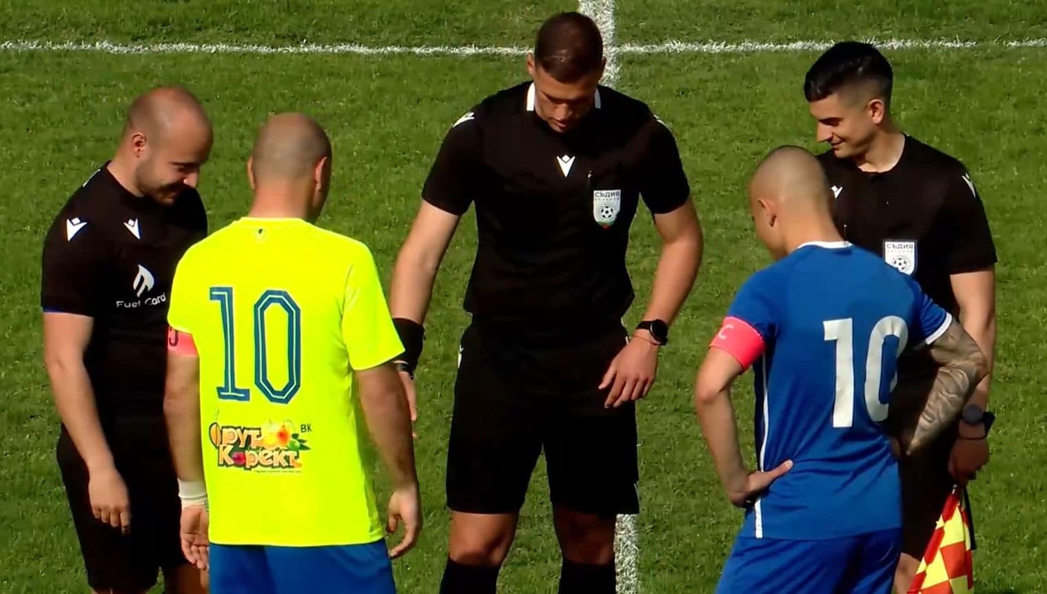 Левски (Карлово) – Марица (Пловдив) 1:2 Левски (Карлово) загуби с 1:2 домакинството си на Марица (Пловдив) от ХХХ кръг на Югоизточната Трета лига. "Сините" играха силно и създадоха множество ситуации, но пропуснаха шанс след шанс — три пъти топката срещна гредите на вратата на пловдивчани и въпреки това не успяха да вземат нито точка. Гостите откриха резултата в 12-ата минута, когато Велиян Видолов навлезе в наказателното поле и центрира към Николай Хаджиев, чието леко, но точно изпълнение рикошира в гредата и влезе в мрежата на Левски. В началото Марица стоеше по-добре, но от около 20-ата минута нататък карловци наложиха инициативата и създадоха редица опасности пред вратата на пловдивчани. Свилен Щерев първо стреля от малък ъгъл и уцели напречната греда, последва добавка на Милен Танев, която бе уловена от вратаря. В 29-ата минута Рангел Игнатов бе изведен от Кристиян Николов, но ударът му бе отразен от Петър Начев. След още осем минути Пламен Крислов засече с глава след центриране на Николов, но топката премина опасно близо до вратата. В 40-ата Щерев отново уцели греда, а полувремето завърши с още един удар в гредата — този път на капитана на Марица Веселин Марчев. Второто полувреме започна по-добре за „сините“ и заслуженият изравнителен гол дойде в 59-ата минута: Рангел Игнатов изпълни корнер, а Свилен Щерев засече с глава на близката греда за 1:1. Радостта обаче беше кратка — в 64-ата минута Марица получи дузпа за игра с ръка на Пламен Крислов, която бе реализирана от Велиян Видолов за 1:2. До края карловци натиснаха за равенството. Най-близо бе Кристиян Николов, който в 92-ата минута уцели трета греда за Левски. Секунди по-късно при опит за центриране на Рангел Игнатов топката срещна ръката на бранител на гостите, но главният съдия не отсъди дузпа. В следващия си мач Левски (Карлово) гостува на друг пловдивски отбор в групата — Спартак.