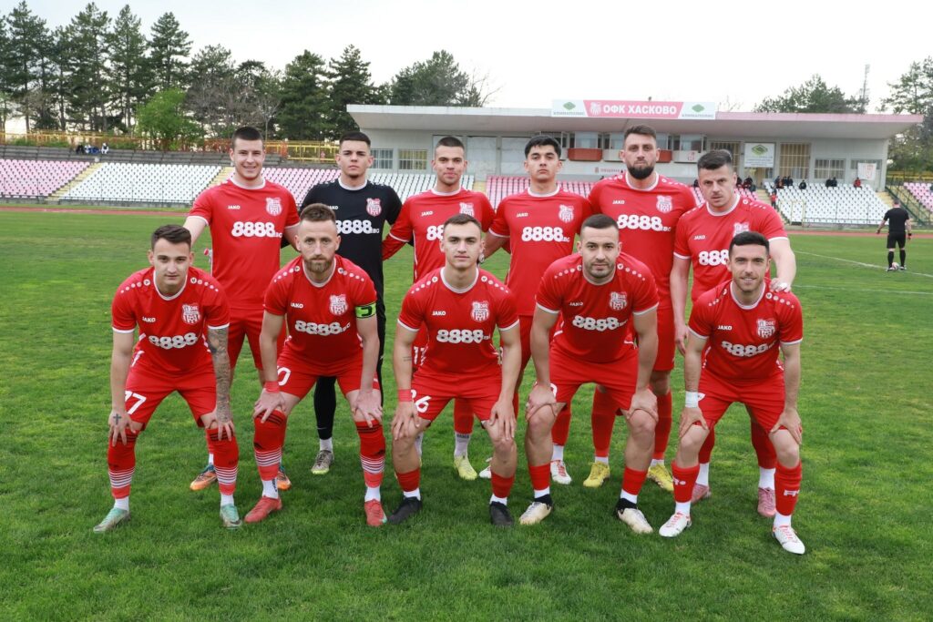 ОФК Хасково победи ФК Димитровград с 4:0 в дербито от ХХХ кръг ОФК Хасково спечели второто си поредно домакинство тази седмица, след като надделя с убедителното 4:0 над ФК Димитровград, част от ХХХ кръг на Югоизточната Трета лига. Първото полувреме остана без голове, но в началото на втората част хасковлии вдигнаха темпото и реализираха три бързи попадения. В 48-ата минута Христо Бойков даде аванс на домакините, а две минути по-късно Християн Василев засече с глава центриране от свободен удар и изпрати топката в мрежата на гостите. В 56-ата минута отново Христо Бойков бе точен, след като засече подаване от свободен удар за 3:0. В 84-ата минута бе отбелязан и четвърти гол, с което беше оформен крайният резултат 4:0. В следващия кръг ОФК Хасково гостува на Нефтохимик (Бургас).