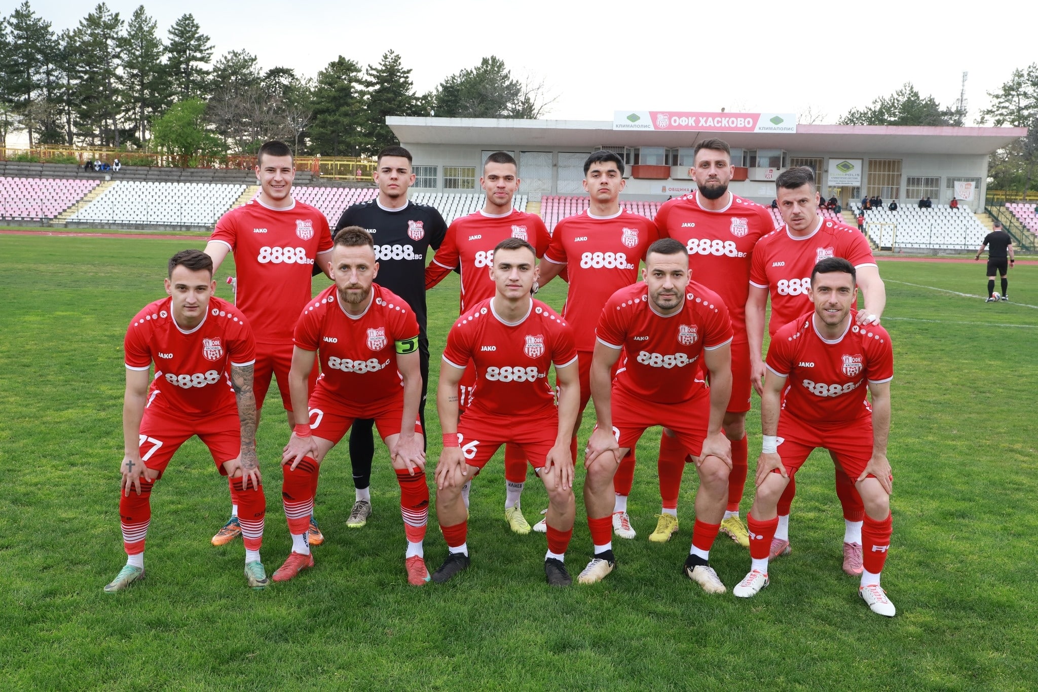 ОФК Хасково победи ФК Димитровград с 4:0 в дербито от ХХХ кръг ОФК Хасково спечели второто си поредно домакинство тази седмица, след като надделя с убедителното 4:0 над ФК Димитровград, част от ХХХ кръг на Югоизточната Трета лига. Първото полувреме остана без голове, но в началото на втората част хасковлии вдигнаха темпото и реализираха три бързи попадения. В 48-ата минута Христо Бойков даде аванс на домакините, а две минути по-късно Християн Василев засече с глава центриране от свободен удар и изпрати топката в мрежата на гостите. В 56-ата минута отново Христо Бойков бе точен, след като засече подаване от свободен удар за 3:0. В 84-ата минута бе отбелязан и четвърти гол, с което беше оформен крайният резултат 4:0. В следващия кръг ОФК Хасково гостува на Нефтохимик (Бургас).