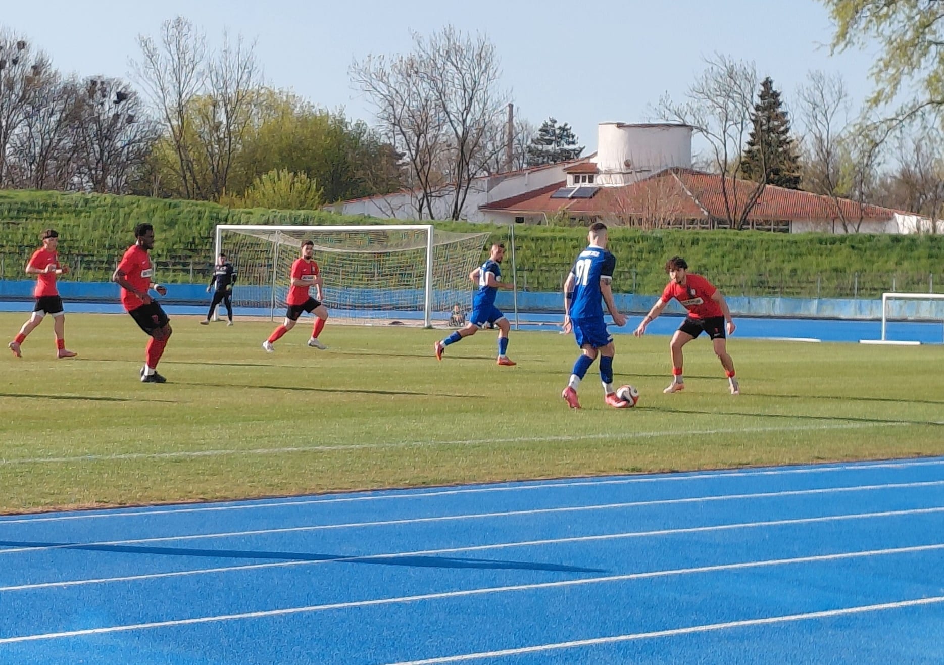 ФК Ямбол завърши 1:1 с Атлетик (Куклен) в 30-ия кръг на Югоизточната Трета лига ФК Ямбол завърши наравно 1:1 като домакин срещу Атлетик (Куклен) в мач от 30 кръг на Югоизточната Трета лига. На почивката домакините водеха с 1:0 след гол на Виктор Янев. Освен попадението, Ямбол създаде множество положения и може да съжалява, че не успя да си осигури по-голям аванс. През втората част гостите успяха да стигнат до изравнителен гол и да фиксират ремито. Това е второ поредно равенство за ФК Ямбол след равенството с Нефтохимик в Бургас в предишния кръг. Следващият мач на тима е на 25 април — гостуване на дублиращия отбор на Локомотив Пловдив.