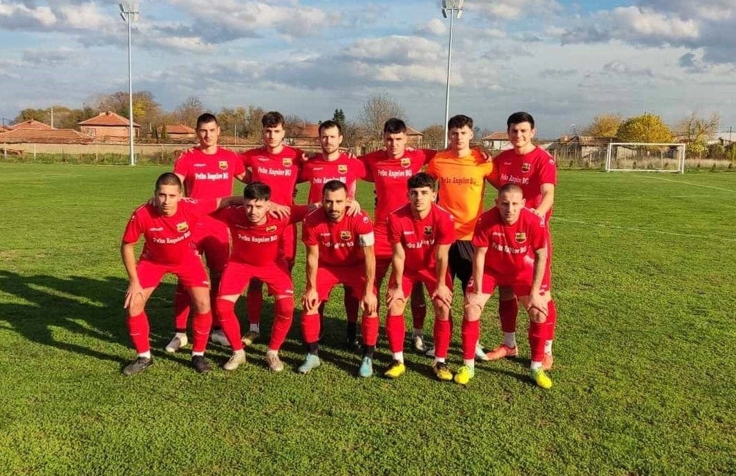 Марица (Милево) надви лидера ОФК Несебър с 1:0 Марица (Милево) победи с 1:0 лидера в Югоизточната Трета лига ОФК Несебър в двубой от 30-ия кръг. Само в рамките на няколко дни тимът, воден от старши треньора Иван Кочев, първо се класира на финал за Купата на Аматьорската лига след категорична победа с 5:2 над Септември (Тервел), а днес надделя и над лидера ОФК Несебър. През първото полувреме и двата отбора създадоха доста голови положения, но резултатът остана непроменен до почивката. В 65-ата минута Марица (Милево) поведе в срещата. Ангел Здравчев подаде в наказателното поле, където Константин Петров отклони топката към задна греда, а влезлият като смяна Диян Чойнев с глава реализира за 1:0. Домакините запазиха преднината до края и така стигнаха до крайния успех. Следващият мач на тима от Милево е на 25 април – гостуване на Спартак (Пловдив).