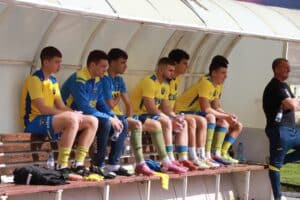 Димитровград падна в регионалното дерби с ОФК Хасково, фокусът е върху домакинството със Секирово Председателят на Управителния съвет на ФК Димитровград 1947 Мартин Александров коментира след днешното поражение в дербито с ОФК Хасково, че тимът не прави трагедия от загубата и вече мисли за следващия важен мач. "Не правим трагедия от загубата в Хасково. Важният мач за нас е срещу Секирово. Той ще осмисли доста от нашето първенство и от нашата цел, която е оставане в групата. За пореден път доказахме, че играем с две лица. Едното е като прилични домакини. Другото е като гости. Това в бъдеще трябва да се промени по някакъв начин, но не е сега моментът за промени. Моментът е да вземем трите точки срещу Секирово. Направим ли го, ще си свършим на 80% работата. Смятам, че с три победи до края, ще се спасим. С 37 точки трудно ще ни настигнат отборите, които се намират в зоната на изпадащите", заяви Александров след срещата. Димитровградчани запазват аванс от 8 точки пред зоната на изпадащите, а до края на сезона остават осем кръга. В първия от тях тимът приема Секирово (Раковски) на своя стадион — срещата е в събота, 25 април, от 17:00 часа.