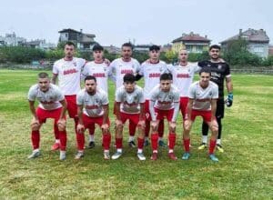 Асеновец загуби с 0:2 при гостуването на ФК Раковски Асеновец (Асеновград) претърпя поражение с 0:2 като гост на ФК Раковски в среща от 30-ия кръг на Югоизточната Трета лига. Началото на мача бе помрачено от неприятен инцидент в 4-ата минута. При опит да изрита топката Омар Адел неволно удари с крак в носа Георги Балджийски — Балджийски опита да играе с глава и кракът на Адел го улучи точно в лицето. Пострадалият бе превързан на терена и след това откаран в болница. Главният съдия показа директен червен картон на Омар Адел. В 27-ата минута Георги Георгиев уцели гредата, но до почивката резултатът остана непроменен. През второто полувреме домакините заиграха по-активно и реализираха два бързи гола — в 52-ата и 58-ата минути. Първо се разписа Валери Домовчийски след асистенция на Петър Атанасов. За крайното 2:0 се погрижи Стефан Рабаджийски, който получи подаване от самия Домовчийски.