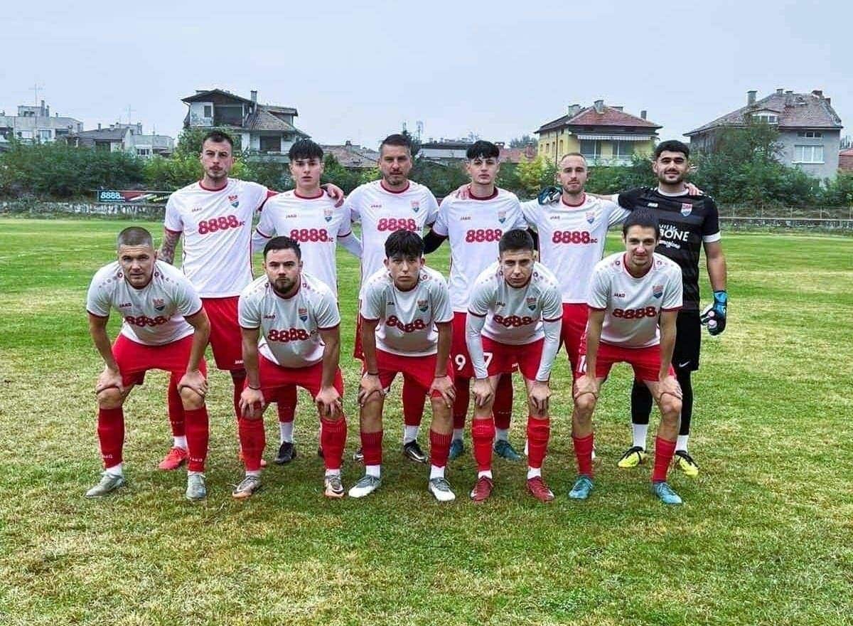 Асеновец загуби с 0:2 при гостуването на ФК Раковски Асеновец (Асеновград) претърпя поражение с 0:2 като гост на ФК Раковски в среща от 30-ия кръг на Югоизточната Трета лига. Началото на мача бе помрачено от неприятен инцидент в 4-ата минута. При опит да изрита топката Омар Адел неволно удари с крак в носа Георги Балджийски — Балджийски опита да играе с глава и кракът на Адел го улучи точно в лицето. Пострадалият бе превързан на терена и след това откаран в болница. Главният съдия показа директен червен картон на Омар Адел. В 27-ата минута Георги Георгиев уцели гредата, но до почивката резултатът остана непроменен. През второто полувреме домакините заиграха по-активно и реализираха два бързи гола — в 52-ата и 58-ата минути. Първо се разписа Валери Домовчийски след асистенция на Петър Атанасов. За крайното 2:0 се погрижи Стефан Рабаджийски, който получи подаване от самия Домовчийски.