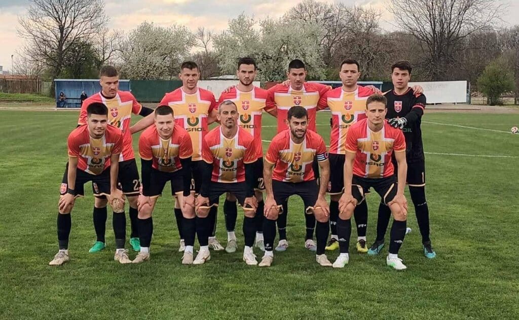 ФК Раковски победи Гигант (Съединение) с 2:0 в 30-ия кръг на Югоизточната Трета лига ФК Раковски спечели с 2:0 срещу Гигант (Съединение) като домакин в мач от 30-ия кръг на Югоизточната Трета лига, продължавайки усилията си за оставане в дивизията. Мачът бе помрачен от неприятен инцидент още в 4-ата минута, когато Георги Балджийски бе ударен в носа от противниковия футболист Омар Адел. След оказана първа помощ на терена, Балджийски бе откаран в болница в Пловдив; по първоначална информация става дума за счупен нос и разместване, без засягане на други части от лицето. Омар Адел получи червен картон, а първото полувреме завърши при резултат 0:0. След почивката домакините натиснаха и реализираха предимството си с два гола. В 52-рата минута Валери Домовчийски засече с глава центриране от Петър Атанасов и откри резултата. Шест минути по-късно Домовчийски асистира на Стефан Рабаджийски, който оформи крайното 2:0. В следващия кръг ФК Раковски има почивка по програма; следващият двубой е домакинство на Димитровград на 29 април.