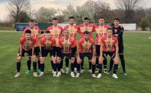 ФК Раковски победи Гигант (Съединение) с 2:0 в 30-ия кръг на Югоизточната Трета лига ФК Раковски спечели с 2:0 срещу Гигант (Съединение) като домакин в мач от 30-ия кръг на Югоизточната Трета лига, продължавайки усилията си за оставане в дивизията. Мачът бе помрачен от неприятен инцидент още в 4-ата минута, когато Георги Балджийски бе ударен в носа от противниковия футболист Омар Адел. След оказана първа помощ на терена, Балджийски бе откаран в болница в Пловдив; по първоначална информация става дума за счупен нос и разместване, без засягане на други части от лицето. Омар Адел получи червен картон, а първото полувреме завърши при резултат 0:0. След почивката домакините натиснаха и реализираха предимството си с два гола. В 52-рата минута Валери Домовчийски засече с глава центриране от Петър Атанасов и откри резултата. Шест минути по-късно Домовчийски асистира на Стефан Рабаджийски, който оформи крайното 2:0. В следващия кръг ФК Раковски има почивка по програма; следващият двубой е домакинство на Димитровград на 29 април.