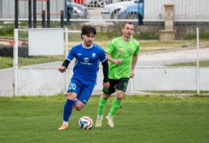 ФК Аксаково приема Доростол Силистра в 27-ия кръг ФК Аксаково ще се изправи срещу Доростол Силистра в среща от 27-ия кръг на Североизточната Трета лига. Двубоят е във сряда, 22 април, от 16:00 часа на стадион "Аксаково". Добрата новина за "сините" е завръщането на трима от основните играчи — Михаил Паскалев, Димитър Василев и Калоян Цветков. Димитър Симеонов и Димитър Димитров са подновили тренировки, но най-вероятно няма да вземат участие в мача. Аут остават дълготрайно контузените Емануил Генов и Ивайло Димитров. "Готвим се за важен домакински сблъсък. Излизаме за победа, естествено. Очакваме да стане хубав мач", заяви помощник-треньорът на тима Десислав Дяков. В миналия кръг "сините" направиха много добър мач като гост на Лудогорец III, но за съжаление загубиха с 0:1 в самия край. Отборът е в негативна серия от резултати, но показва добри игри и сега има шанс да запише първи успех тази седмица.