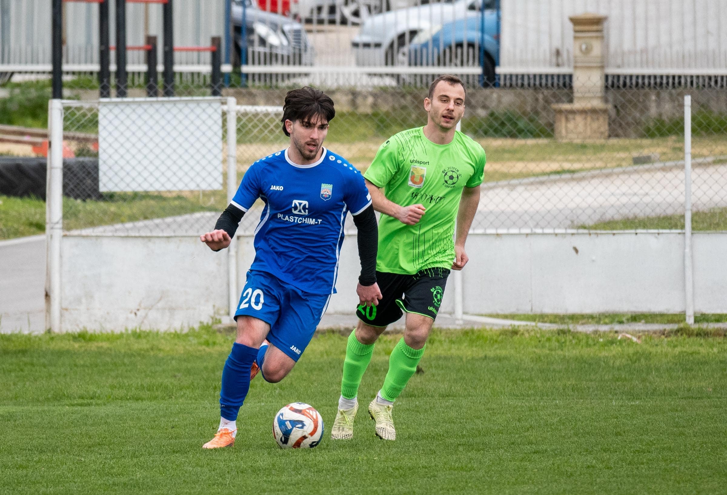 ФК Аксаково приема Доростол Силистра в 27-ия кръг ФК Аксаково ще се изправи срещу Доростол Силистра в среща от 27-ия кръг на Североизточната Трета лига. Двубоят е във сряда, 22 април, от 16:00 часа на стадион "Аксаково". Добрата новина за "сините" е завръщането на трима от основните играчи — Михаил Паскалев, Димитър Василев и Калоян Цветков. Димитър Симеонов и Димитър Димитров са подновили тренировки, но най-вероятно няма да вземат участие в мача. Аут остават дълготрайно контузените Емануил Генов и Ивайло Димитров. "Готвим се за важен домакински сблъсък. Излизаме за победа, естествено. Очакваме да стане хубав мач", заяви помощник-треньорът на тима Десислав Дяков. В миналия кръг "сините" направиха много добър мач като гост на Лудогорец III, но за съжаление загубиха с 0:1 в самия край. Отборът е в негативна серия от резултати, но показва добри игри и сега има шанс да запише първи успех тази седмица.