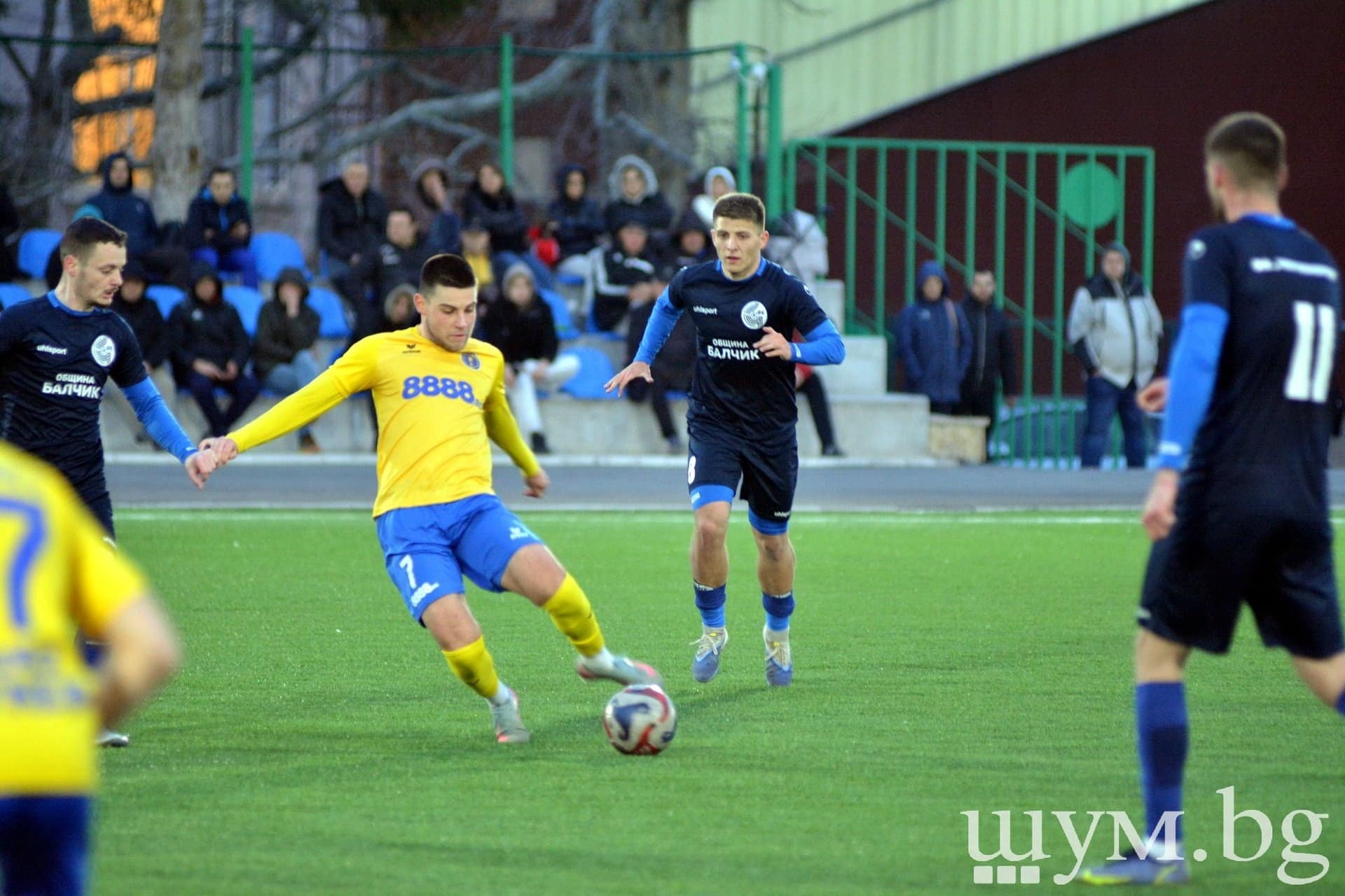 Началният час на двубоя от 27-ия кръг на Североизточната Трета лига между Волов-Шумен 2007 и Лудогорец III (Разград) беше променен. Срещата ще започне в 17:30 часа в сряда, 22 април, и ще се проведе на ученическия стадион "Цоньо Василев" в Шумен. По първоначална програма мачът трябваше да започне в 16:00 часа, но ръководството на шуменци поиска по-късния час, за да даде възможност на своите привърженици да проследят сблъсъка в работен ден. Двубоят е основното събитие в програмата за сряда, тъй като противопоставя четвъртия и втория във временното класиране. "Жълто-сините" влизат в срещата с висока мотивация след серия от четири поредни победи. Последният им успех бе разгромно 6:0 като гост над Устрем (Дончево). Шуменци ще търсят реванш за загубата от Лудогорец III по-рано през сезона, но помнят и домакинската победа с 1:0 над този тим през миналия шампионат и се надяват да я повторят.