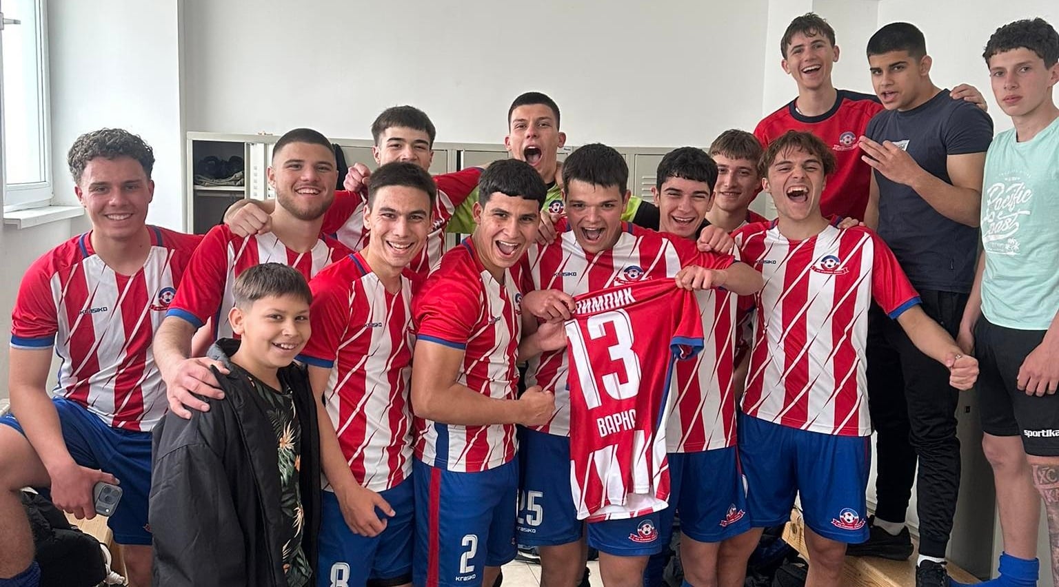 Олимпик (Варна) U19 се изкачи на върха след 3:1 над Дунав Русе Олимпик (Варна) U19 постигна впечатляваща победа у дома срещу Дунав Русе и измести съперника от първото място в Зоналната група на Варна за юноши старша възраст. Варненският тим спечели с 3:1 и записа девети успех за сезона. Головете за победителите вкараха Михаел Николов, Мартин Точков и Кирил Киряков. С актив от 9 победи, 3 равенства и 2 загуби Олимпик има 30 точки и зае лидерската позиция, изпреварвайки именно Дунав. В следващия кръг 19-годишните футболисти на Олимпик (Варна) гостуват на Доростол Силистра.