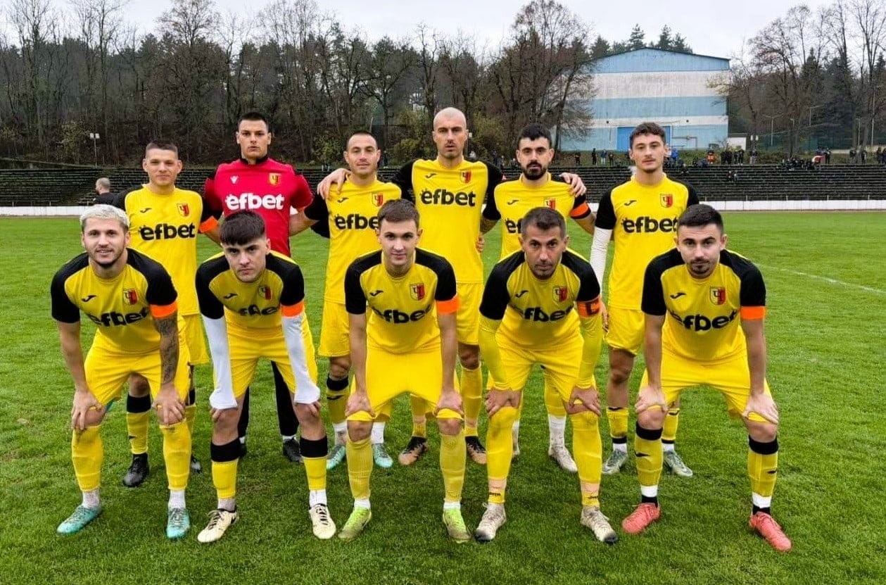 Черноломец (Попово) гостува на Септември (Тервел) в междинния 27-ми кръг Черноломец (Попово) ще гостува на един от лидерите в Североизточната Трета лига — Септември (Тервел), в среща от 27-ия междинен кръг. Двубоят е насрочен за 22 април, сряда, от 16:00 часа на стадион "Кан Тервел". Отборът на старши треньора Невен Венков идва с две поредни победи — срещу дубъла на Черно море (Варна) с 3:1 и срещу Спартак (Варна) със 7:1, което повишава самочувствието на тима. След тези резултати Черноломец заема временно 5-о място с 46 точки, на 2 точки зад четвъртия Волов (Шумен) и с мач по-малко. Септември (Тервел) е трети в класирането с 60 точки, но има два мача по-малко от Черноморец (Балчик), който води с 64 точки. През есенния дял Черноломец (Попово) записа силен мач срещу Септември (Тервел) и спечели като домакин с 3:0.