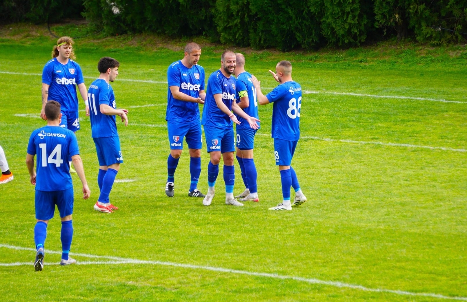 Струмска слава (Радомир) ще приеме дублиращия отбор на Левски (София) в предстоящия 29-и кръг на Югозападната Трета лига, като началният час ще бъде променен в сравнение с обичайното. Двубоят на стадион „Христо Радованов“ е в събота (25 април) от 11:00, докато останалите срещи от кръга са насрочени за 16:00 часа. Към момента Струмска слава (Радомир) изостава с 7 точки от лидера Рилски спортист, който има мач по-малко. Самоковци ще изиграят своята среща у дома срещу ОФК Костинброд в сряда (22 април).