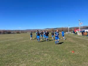 ОФК Костинброд гостува на Рилски спортист в отложен мач от 25-ия кръг ОФК Костинброд ще играе като гост на лидера Рилски спортист (Самоков) в отложен мач от 25-ия кръг на Югозападната Трета лига. Срещата е утре, 22 април, от 16:00 ч. на стадион "Искър" в Самоков. "Сините" ще изиграят третата си поредна среща през седмицата, след като срещаха Оборище (Панагюрище) на 9 април и Септември II (София) миналия четвъртък. Това означава, че тимът не е играл в събота, 21 април, когато победи Балкан (Ботевград) с 1:0. При победа костинбродци ще се доближат на точка от четвъртото място в класирането. Напомняме, че двубоят беше отложен заради заснежен терен в Самоков на 28 март. Единственият кадров проблем за гостите е отсъствието на Лъчезар Георгиев. Всички останали са на разположение и тренират усилено, за да се противопоставят на Рилецо по най-добрия възможен начин.