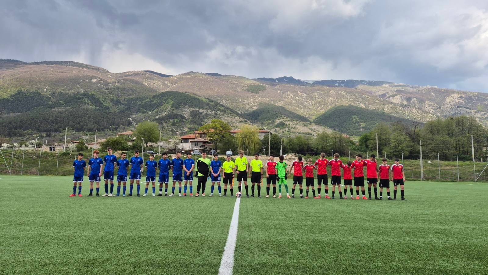 Децата на Левски (Карлово) изкарали силен уикенд — и двата отбора, които имаха мачове, записаха победи. В събота набор 2014 се наложи над Академик с 3:1. Най-големите, набор 2011, победиха Юнайтед с 3:2 в напрегнат двубой. През първата част Юнайтед поведе с 1:0, но в началото на второто полувреме „сините“ изравниха. Съперникът отново поведе, но във финалните минути Левски стигна до пълен обрат. Иван Пеев, Ахмед Джамбаз и Любослав Трифонов отбелязаха головете за победата. Мачът при набор 2013 беше отложен, поради невъзможност другият отбор да се яви.