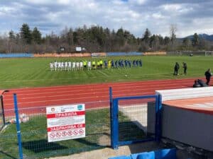 Рилски спортист (Самоков) посреща ОФК Костинброд в отложен мач от 25-ия кръг Рилски спортист (Самоков) приема ОФК Костинброд в отложен мач от 25-ия кръг на Югозападната Трета лига. Срещата е утре, 22-ри април, от 16:00 часа на стадион "Искър" в Самоков. Двубоят първоначално бе насрочен за 28-ми март, но бе отложен заради обилен снеговалеж в нощта преди мача и силно заснежения терен. Лидерът в класирането може да увеличи аванса си на върха на 10 точки при победа в предстоящия сблъсък. За това обаче "скиорите" ще трябва да се справят без своя голмайстор Георги Божилов, който е аут за пореден мач поради контузия. Проблемите в атака не свършват дотук — под въпрос за срещата са още двама нападатели: Григор Долапчиев и Калоян Йосифов. Въпреки кадровите затруднения, Рилски спортист е в добра серия — две поредни победи и шест мача в последните седем без поражение. През есента Рилски постигна успех при визитата си на Костинброд с 2:1 и ще се опита да направи дубъл в предстоящия двубой.