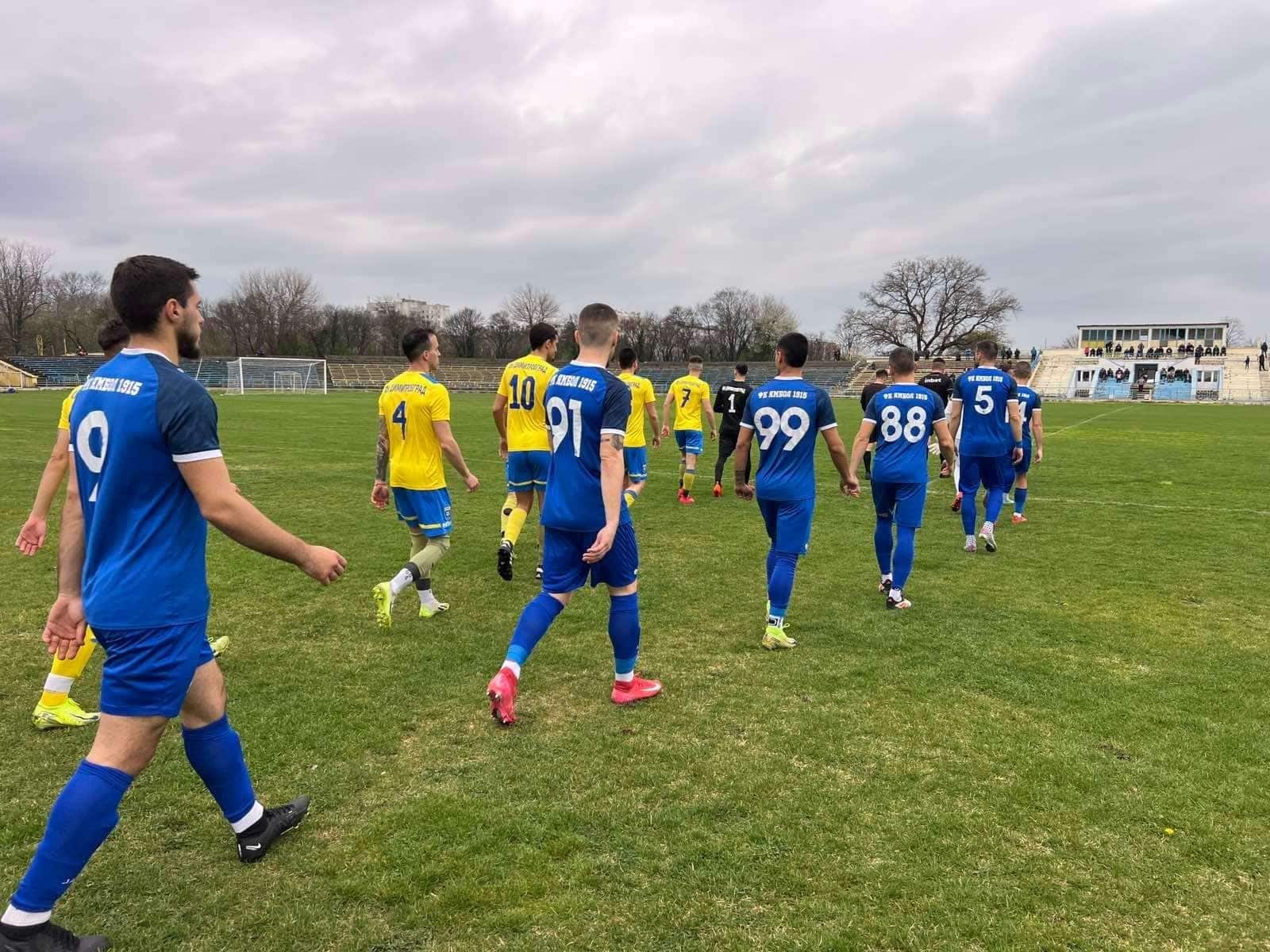 ФК Ямбол гостува на дублиращия отбор на Локомотив Пловдив в 31-ви кръг ФК Ямбол ще играе като гост на дублиращия отбор на Локомотив Пловдив в предстоящия 31-ви кръг на Югоизточната Трета лига. Двубоят е изместен и ще се проведе в събота, 25 април, от 17:00 часа, вместо в неделя, както беше по първоначална програма. Причината е съвпадение на мачовете на мъжкия и дублиращия тим на Локомотив Пловдив. Ямбол влезе в срещата с две поредни равенства с резултат 1:1 — като гост срещу Нефтохимик и у дома срещу Атлетик Куклен. Отборът ще търси трите точки в Пловдив, за да се опита да заеме третото място, което в момента държи Нефтохимик и от което ФК Ямбол изостава с 2 точки. През есенния полусезон ФК Ямбол победи същия противник с 4:1 на собствен терен.