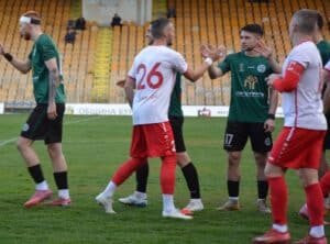 Асеновец посреща Созопол в мач от 31-ия кръг на Югоизточната Трета лига Асеновец (Асеновград) ще бъде домакин на ФК Созопол в среща от 31-ия кръг на Югоизточната Трета лига. Двубоят е насрочен за 25 април от 17:00 часа на стадион „Шипка“ в Асеновград. Старши треньорът Манол Георгиев няма да може да разчита на наказания Омар Адел, който бе изгонен при загубата от ФК Раковски в предходния кръг. В състава се завръща опитният Джунейт Яшар, който пропусна мача с ФК Раковски. Към момента в средата на седмицата няма нови контузени играчи и отсъстващи ще бъдат само тези, които все още се възстановяват трайно от травми. „Нашата амбиция е да спечелим. Както победихме Секирово в предишното си домакинство, така се надявам да го направим и срещу Созопол. Излизаме срещу един от традиционно силните отбори в групата, който се намира и в добра форма, макар че загуби последното си гостуване от Спартак (Пловдив). Ние до последно ще опитваме да спечелим възможно най-много точки до края на сезона“, коментира Манол Георгиев пред официалния сайт на клуба.