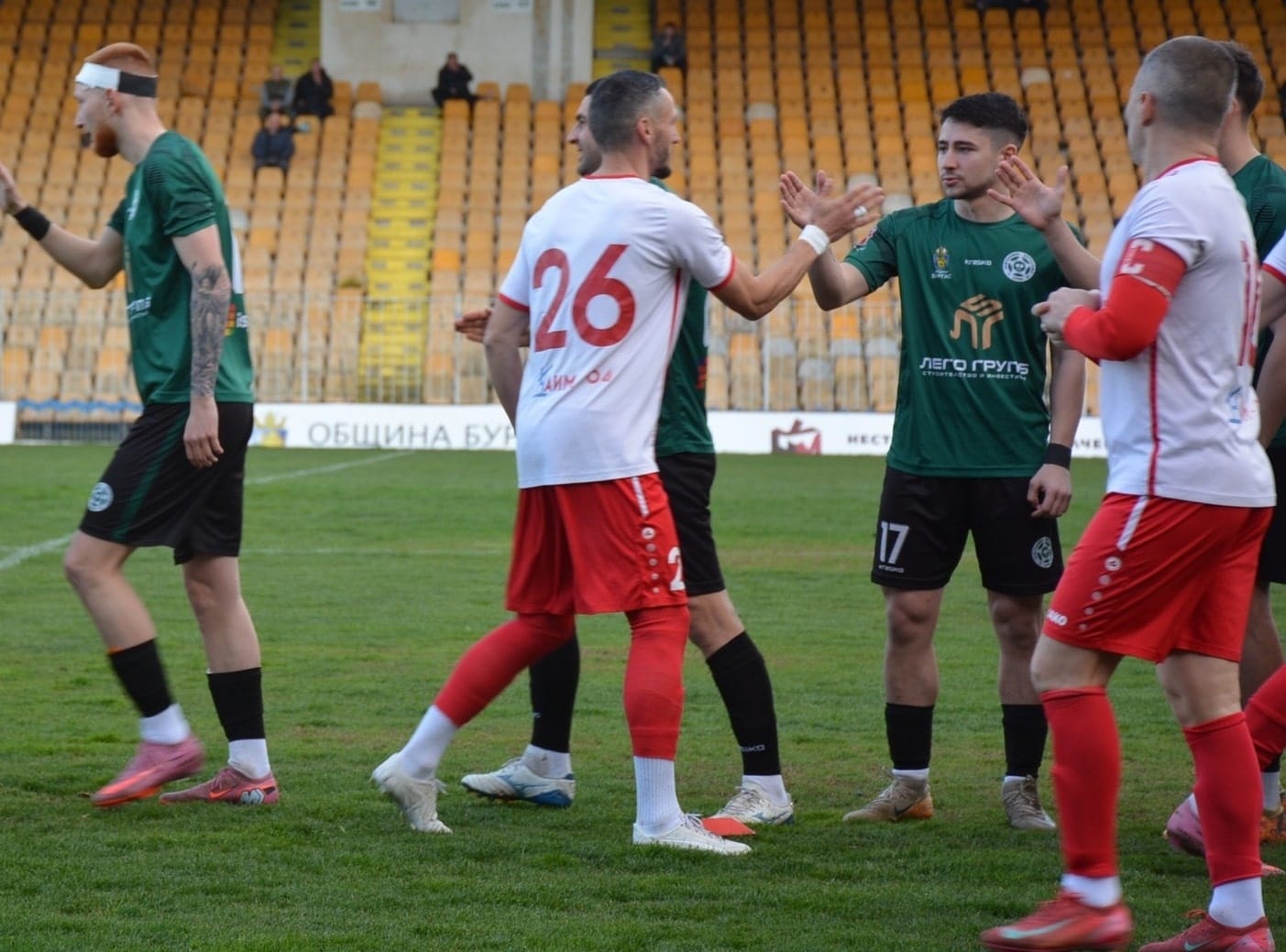 Асеновец посреща Созопол в мач от 31-ия кръг на Югоизточната Трета лига Асеновец (Асеновград) ще бъде домакин на ФК Созопол в среща от 31-ия кръг на Югоизточната Трета лига. Двубоят е насрочен за 25 април от 17:00 часа на стадион „Шипка“ в Асеновград. Старши треньорът Манол Георгиев няма да може да разчита на наказания Омар Адел, който бе изгонен при загубата от ФК Раковски в предходния кръг. В състава се завръща опитният Джунейт Яшар, който пропусна мача с ФК Раковски. Към момента в средата на седмицата няма нови контузени играчи и отсъстващи ще бъдат само тези, които все още се възстановяват трайно от травми. „Нашата амбиция е да спечелим. Както победихме Секирово в предишното си домакинство, така се надявам да го направим и срещу Созопол. Излизаме срещу един от традиционно силните отбори в групата, който се намира и в добра форма, макар че загуби последното си гостуване от Спартак (Пловдив). Ние до последно ще опитваме да спечелим възможно най-много точки до края на сезона“, коментира Манол Георгиев пред официалния сайт на клуба.