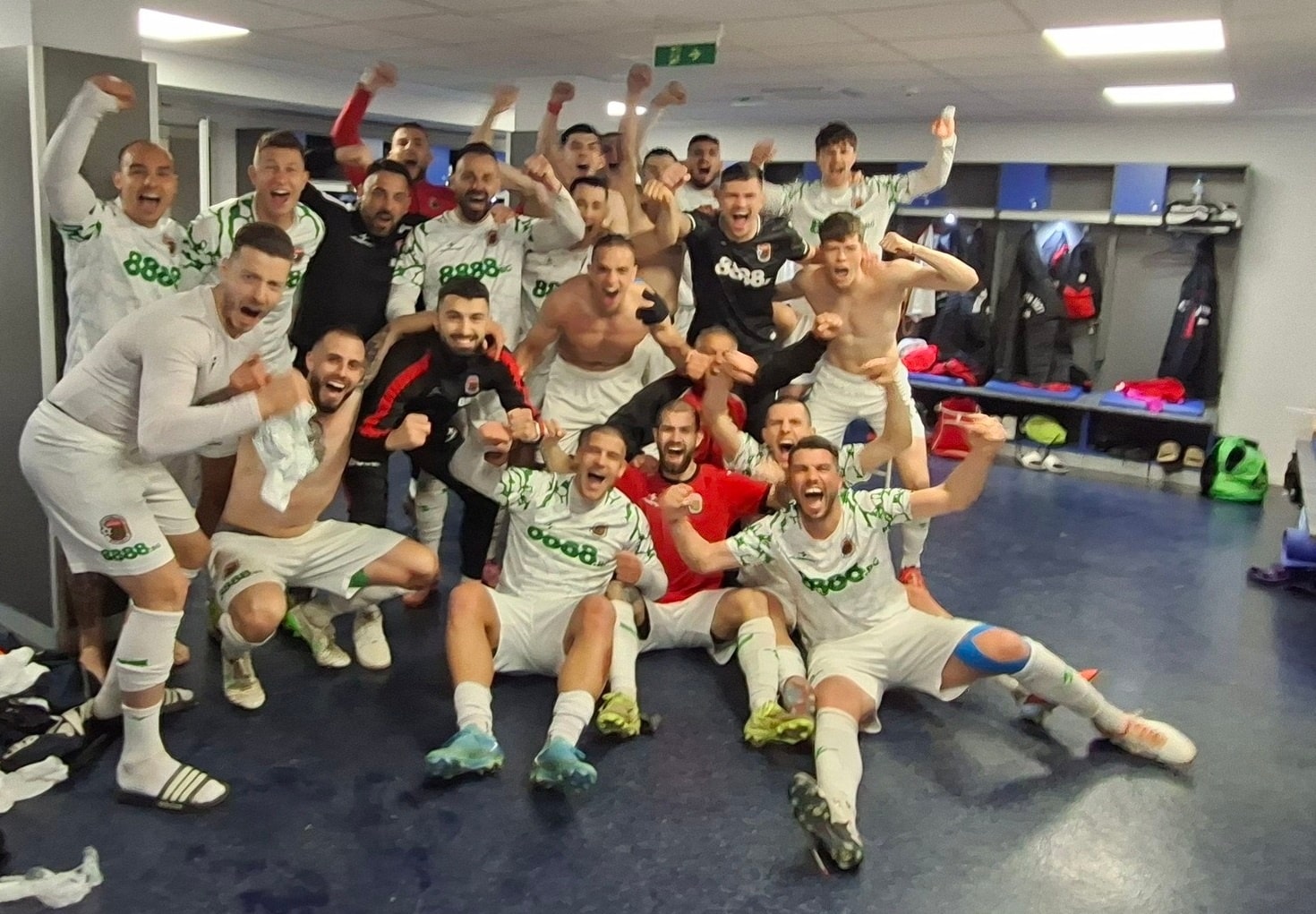 Ботев (Ихтиман) ще играе на финал за Купата на Аматьорската лига Ботев (Ихтиман) се класира за финала в турнира за Купата на Аматьорската лига. Тимът, воден от старши треньора Валери Свиленов, победи с 2:1 Бдин (Видин) — първенецът от Северозападна България — на стадион "Огоста" в Монтана. На финала Ботев (Ихтиман) ще се изправи срещу Марица (Милево). Двата отбора завършиха първото полувреме при резултат 0:0. Във втората част Деян Захариев изведе Бдин напред в резултата, но техните съперници поеха тотален контрол върху случващото се на терена и стигнаха до обрат. Емил Трендафилов изравни в 64-ата минута, а крайното 2:1 оформи Мартин Минчев в 82-рата минута.