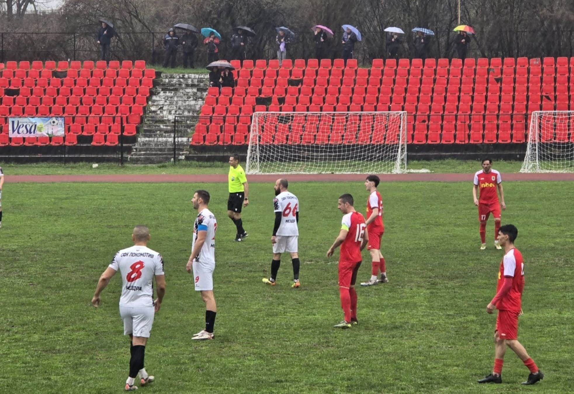 Ком (Берковица) гостува на Павликени в мач от 18-ия кръг Ком (Берковица) ще играе срещу Павликени в двубой от 18-ия кръг на Северозападната Трета лига. Мачът е на 25 април (събота) от 17:00 часа и ще се проведе в град Сухиндол, където Павликени играе домакинствата си през пролетта заради ремонт на клубния си стадион. Първенството се подновява след повече от двуседмична пауза — мачовете от 17-ия кръг се играха в петък (10 април) заради Великден, а през изминалия уикенд нямаше срещи заради парламентарните избори. Ком (Берковица) се завръща на терена 15 дни по-късно след категоричната си домакинска победа над Янтра (Полски Тръмбеш) с 3:0. През есента Ком (Берковица) победи Павликени като домакин с 4:1 и в момента е в серия от три поредни победи.