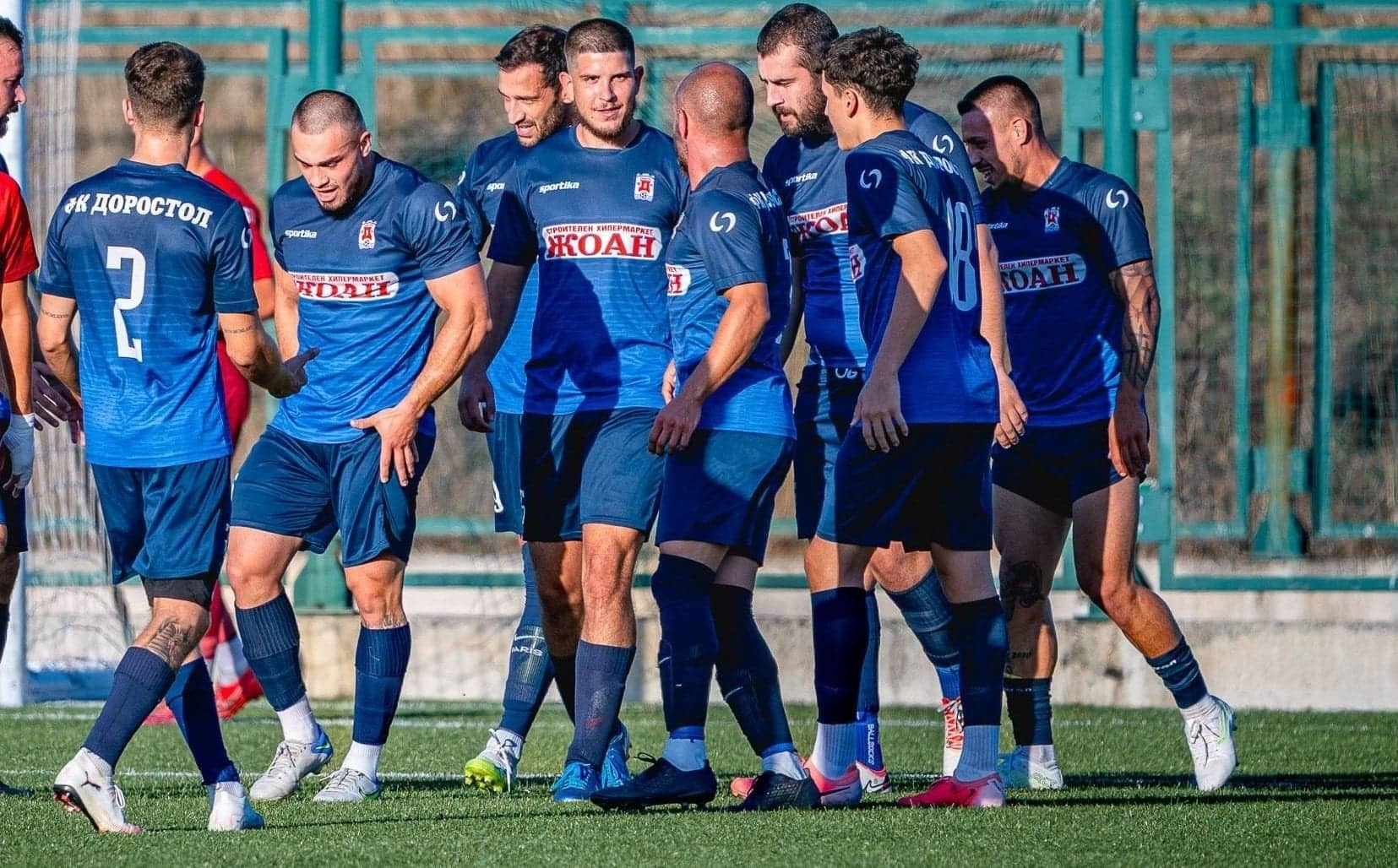 Доростол Силистра взе първа точка през пролетта след 2:2 в Аксаково Доростол Силистра спечели първата си точка тази пролет, завършвайки 2:2 при гостуването на ФК Аксаково в среща от 27-ия кръг на Североизточната Трета лига. Двубоят противопостави два млади тима, които показаха проблеми в защита, а силистренци водеха два пъти и можеха да се върнат у дома с три точки. Мартин Христов откри резултата за Доростол в 61-ата минута, но само пет минути по-късно Даниел Райчев възстанови равенството. Максим Йорданов отново изведе гостите напред в 69-ата минута, а в 75-ата опитният нападател на домакините Десислав Дяков направи 2:2 с точно изпълнен пряк свободен удар зад вратаря Иван Янулов. В следващия кръг, в събота на 25 април, Доростол ще търси първата си домашна победа този сезон. Срещата с Волов-Шумен 2007 е с начален час 16:00 на стадион "Луи Айер".