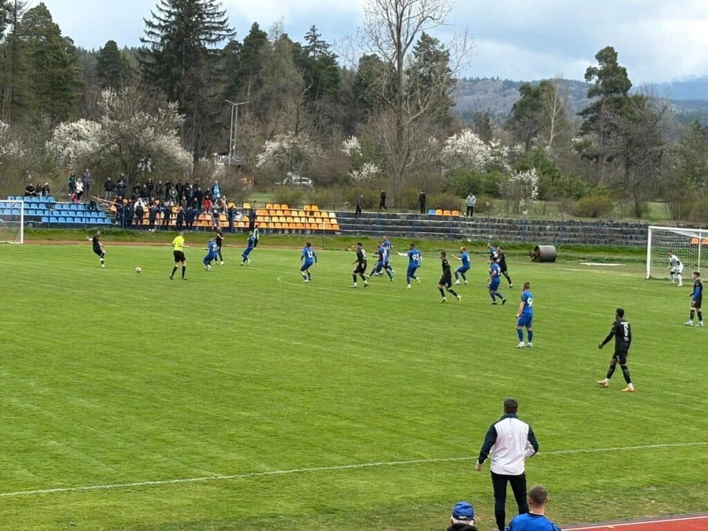 ОФК Костинброд загуби с 0:1 при гостуването на Рилски спортист (Самоков) ОФК Костинброд понесе поражение с 0:1 при гостуването си на лидера Рилски спортист (Самоков) в отложен двубой от 25-ия кръг на Югозападната Трета лига. Костинбродци показаха добър футбол, създадоха множество положения, но не успяха да намерят мрежата и се върнаха пуст ръкави. Мачът предложи високо качество и голови ситуации пред двете врати. В първата част тимът ни имаше няколко сериозни възможности, като най-добрата предстоеше на Божидар Йотов — той остана сам срещу вратаря и го преодоля, но не успя да вкара в опразнената врата. Така двата отбора си тръгнаха на почивка при 0:0. Второто полувреме също започна със силно темпо и нови положения. В 70-ата минута след флангова атака домакините откриха резултата. До края Костинброд упражни пълна доминация и играта се водеше пред вратата на Рилски спортист, но ударите на Мартин Тошев, Станислав Петров, Мартин Зимбилев, Николай Маринов и Ради Василев не донесоха изравнителен гол. Костинброд ще има възможност за поправителен в събота, когато среща ФК Кюстендил в мач от 29-ия кръг. Двубоят ще се изиграе на стадион "Металург" в Перник заради наказание на костинбродци с лишаване от домакинство.