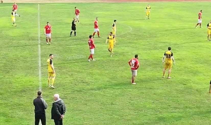 Черноломец (Попово) разгроми Септември (Тервел) с 4:0 в 27 кръг Черноломец (Попово) победи като гост Септември (Тервел) с категоричното 4:0 в среща от 27-ия кръг на Североизточната Трета лига. Още в 7-ата минута гостите поведоха, когато Георги Колев напредна в половината на домакините и с удар от границата на наказателното поле изпрати топката в долния десен ъгъл зад вратаря Христо Ковачев. В 14-ата минута след изпълнение на тъч за отбора от Попово, играч на Септември изчисти към границата на наказателното поле, където Дани Братоев я засече с воле и я прати във вратата, за гол №2 и най-красивия момент в двубоя. В 72-рата минута резултатът стана 3:0 след добра асистенция на Георги Колев към влезлия от резервната скамейка Радостин Стоилов, който с диагонален удар прати топката във вратата на Септември (Тервел). В 87-ата минута падна и четвъртото попадение. След дълъг пас в половината на домакините вратарят опита да пресрещне играч на Черноломец на тъчлинията — това бе Георги Колев, който подмина стража, влезе в наказателното поле и разигра с Радостин Стоилов. Стоилов намери Мехмед Сабри, а той довърши атаката в опразнената врата за крайното 4:0.