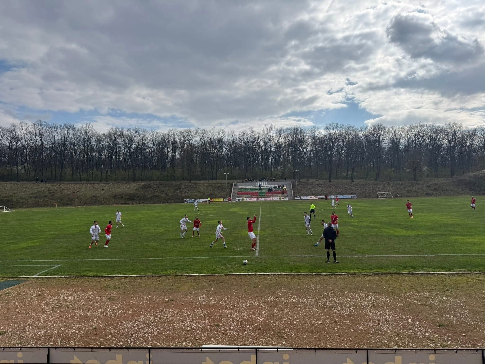 Черноломец (Попово) победи Септември (Тервел) с 4:0 в 27-ия кръг Септември (Тервел) допусна поражение с 0:4 в домакинството си на Черноломец (Попово) от 27-ия кръг на Североизточната Трета лига. Това е първа загуба на "хановете" у дома в шампионата от 29 месеца насам. За последно тимът отстъпи с 1:2 вкъщи срещу Черно море II (Варна) на 25-ти ноември 2023-та година. Оттогава стадион "Кан Тервел" бе истинска крепост за Септември. Двубоят започна с 45 минути закъснение заради проливен дъжд, който сериозно влоши настилката. Въпреки краткото изчакване срещата се игра на тежък терен и стартира кошмарно за домакините — още в 7-ата минута гостите поведоха след контраатака и удар от дъгата на наказателното поле. В 15-ата минута Черноломец удвои преднината си, а до края на първото полувреме Септември опита да върне резултата, но не успя да застраши вратата. Началото на втората част донесе по-силни моменти за "хановете". Между 50-ата и 55-ата минута Петър Георгиев имаше три възможности за гол — при последната направи отличен пробив, но ударът му мина на сантиметри покрай вратата. Вратарят Цветелин Енчев се отличи с няколко геройски намеси, но в 72-ата минута Радостин Стоилов вкара трети гол за Черноломец и реши изхода на мача. В 87-ата минута гостите оформиха крайното 4:0. Това е едва втората загуба за шампионите през сезона, като първата също бе от Черноломец, който се превръща в неприятна опозиция за нашия тим. Въпреки поражението Септември няма да се предаде и още в събота ще се опита да се върне на победния път. Тимът гостува на Бенковски (Исперих) на 25-ти април от 16:00 часа.
