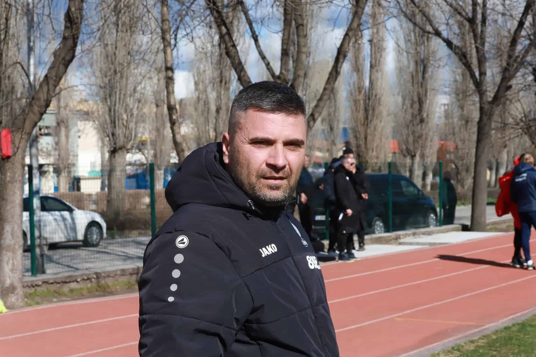 Старши треньорът на ОФК Хасково, Живко Желев, коментира предстоящия мач на "червените" срещу Нефтохимик (Бургас) този петък. "Няма какво да загубим в този мач. Нефтохимик е трети в класирането, представя се много добре. Каквото и да се случи, можем само да спечелим, да покажем, че можем да се противопоставим на силните. Лошото е, че ни липсват важни футболисти в атаката, но ще измислим някакви варианти. В исторически план Нефтохимик е най-сериозното име в нашата група, така че това трябва да е допълнителна мотивация за нас", сподели Желев. Припомняме, че хасковлии спечелиха последната си визита с 3:2 срещу Загорец (Нова Загора). Това бе вторият им успех от четири визити през пролетта.