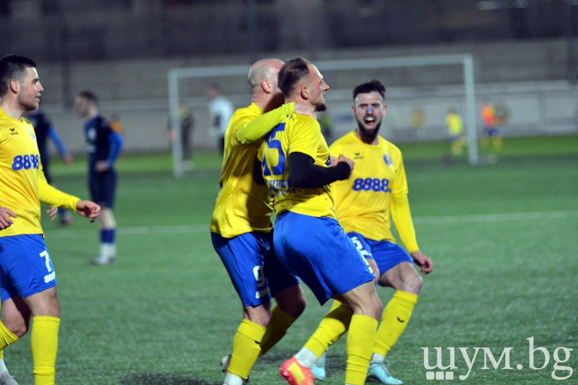 Волов-Шумен 2007 обърна Лудогорец III и победи с 3:2 Волов-Шумен 2007 постигна впечатляващ обрат срещу третия тим на шампиона Лудогорец (Разград). След като изоставаше с 0:2, домакините от 27-ия кръг на Североизточната Трета лига стигнаха до успех с 3:2. Победният гол падна секунди преди последния съдийски сигнал и бе реализиран от Димитър Игнатовски пряк свободен удар. Първото полувреме бе равностойно, но при едната по-силна акция на гостите в 10-ата минута Кристиян Николов откри резултата. И двата отбора прилагаха висока преса, като разградчани често пресичаха подавания и стояха близко до съперника. В началото на втората част, в 49-ата минута, Николов намери мрежата за втори път и Лудогорец поведе с 2:0. Това обаче не сломи домакините, които промениха тактическата си схема — запазиха двойните подавания, но добавиха и извеждащи пасове, което обърка гостите. В 65-ата минута Васил Добре изведе Жечко Йорданов на десния фланг; той надбяга своя опонент и преодоля вратаря, намалявайки изоставането. Малко по-късно влезлият като резерва Златин Боянов получи пас отново на десния фланг, използва скоростта си, напредна и вкара гол, подобен на този на Йорданов. Натискът на „жълто-сините“ продължи и даде отражение — в 88-ата минута тимът получи право да изпълни пряк свободен удар. Димитър Игнатовски заложи топката, дръпна я леко назад, стреля и я изпрати в горния десен ъгъл, вдигайки на крака публиката. До края Волов-Шумен 2007 успя да запази преднината си. В следващия си мач, в събота на 25 април, Волов-Шумен 2007 гостува на Доростол Силистра.