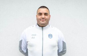 Аксаково завърши 2:2 с Доростол; Десислав Дяков изрази разочарование Играещият помощник-треньор на ФК Аксаково Десислав Дяков изрази разочарованието си от днешното равенство на тима в домакинството срещу Доростол Силистра. Срещата завърши 2:2. "Изиграхме много слаб мач. Особено в сравнение с предния мач. Да, имахме положения, изпуснахме доста от тях, но това не е оправдание. Вярно е, че много хора ни ги нямаше, но съперникът играе с много юноши и трябваше да спечелим. Момчетата от Доростол се представиха повече от достойно. Съдиите бяха перфектни. Ние сами сме си виновни, че не успяхме да спечелим", каза Дяков след пропуснатия шанс за важен успех за "сините".