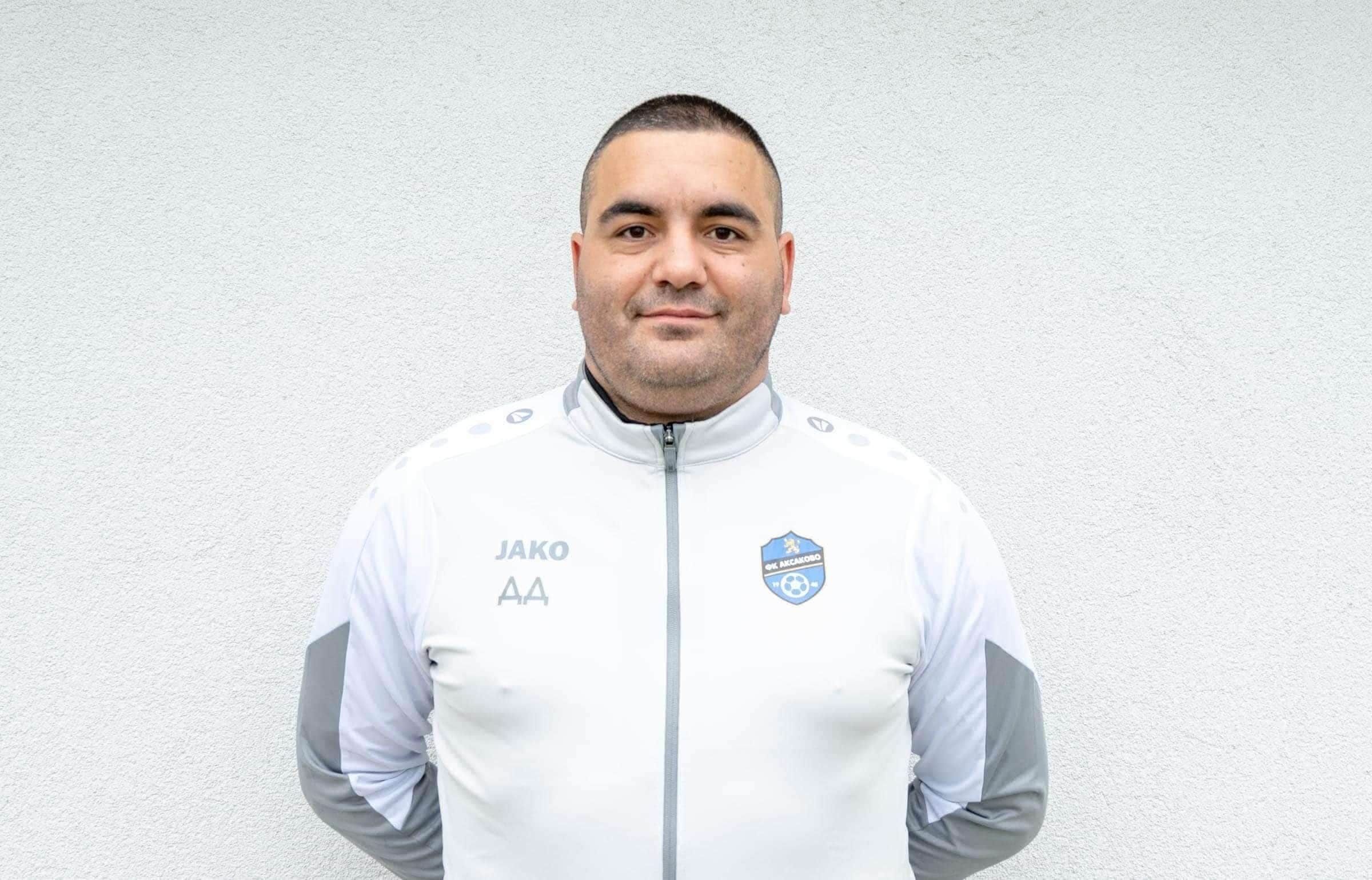 Аксаково завърши 2:2 с Доростол; Десислав Дяков изрази разочарование Играещият помощник-треньор на ФК Аксаково Десислав Дяков изрази разочарованието си от днешното равенство на тима в домакинството срещу Доростол Силистра. Срещата завърши 2:2. "Изиграхме много слаб мач. Особено в сравнение с предния мач. Да, имахме положения, изпуснахме доста от тях, но това не е оправдание. Вярно е, че много хора ни ги нямаше, но съперникът играе с много юноши и трябваше да спечелим. Момчетата от Доростол се представиха повече от достойно. Съдиите бяха перфектни. Ние сами сме си виновни, че не успяхме да спечелим", каза Дяков след пропуснатия шанс за важен успех за "сините".