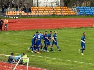 Рилски спортист (Самоков) победи ОФК Костинброд в отложения мач. "Скиорите" се наложиха с минималното 1:0 на своя терен и увеличиха преднината си на върха в Югозападната Трета лига на 10 точки. През по-голямата част бяхме по-добрият отбор, диктувахме нещата на терена. През първото полувреме имахме три стопроцентови положения за гол, ударихме и една греда. Гостите и те имаха своя шанс през първото полувреме. През второто полувреме продължихме да натискаме и да търсим гол. Уцелихме втора греда след удар с глава от три метра в началото на втората част. След това имахме още 2-3 добри ситуации за гол, които не успяхме да реализираме. В 65-ата минута все пак логичното се случи и влезлият като резерва Григор Долапчиев донесе успеха на тима си. В последните минути Костинброд имаше своите шансове, след като тръгна вабанк да изравнява. Остават още 6 кръга до края на сезона, а Рилецо се нуждае от 8 точки, за да си гарантира промоцията. Още в събота тимът може да спечели три от тях. Тогава Рилски отново е домакин, като приема Сливнишки герой (Сливница) от 16:00 часа.