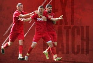 Черноломец (Попово) разгроми Септември (Тервел) с 4:0 като гост Черноломец (Попово) победи категорично с 4:0 Септември (Тервел) като гост в среща от Североизточната Трета лига. Това бе първа домакинска загуба за Септември от 25 ноември 2023 г., когато тимът падна с 1:2 от дублиращия отбор на Черно море (Варна). След този двубой от Тервел записаха общо 33 домакинства, в които постигнаха впечатляващите 31 победи и едва 2 равенства. Равенствата бяха срещу третия отбор на Лудогорец на 19 април 2025 г. (1:1) и срещу Локомотив (Русе) на 11 ноември 2023 г. През почти последните пет години Септември (Тервел) е допуснал само две домакински поражения — на 26 септември 2021 г. от Дунав (Русе) с 2:3 и вече споменатото поражение от дубъла на Черно море през есента на 2023 г. В петък тимът от Тервел записа и най-тежкото си поражение за дълъг период — 4:0 от Черноломец (Попово).