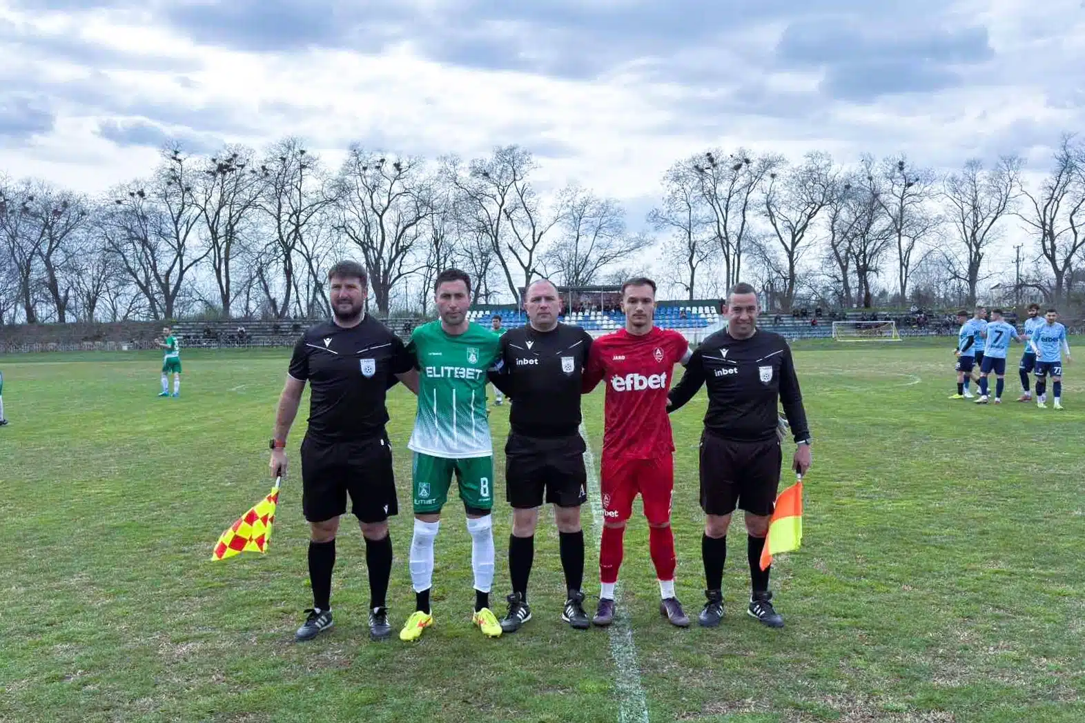 Левски 2007 посреща Ювентус (Малчика) в 18-ия кръг на Северозападната Трета лига Левски 2007 ще се изправи срещу Ювентус (Малчика) в регионален сблъсък от 18-ия кръг на Северозападната Трета лига. Мачът е в събота, 25 април, от 17:00 часа на стадион „Левски“ в едноименния град. Всички футболисти на „зелено-белите“ са на разположение и тимът е амбициран да търси първата си победа в официален двубой тази пролет. За да го постигнат, домакините ще трябва да се справят с отбора на „бианконерите“ от Малчика, който заема последното място в класирането. В последния си мач Левски записа добър резултат, завършвайки 3:3 като гост на Етър II (Велико Търново). Преди това тимът получи служебна победа след отказ на ФК Ловеч от участие и в момента има актив от 14 точки. В историческите срещи между двата отбора Левски има пет победи в 9 мача — последната от които бе 2:0 като гост в Малчика през есента.