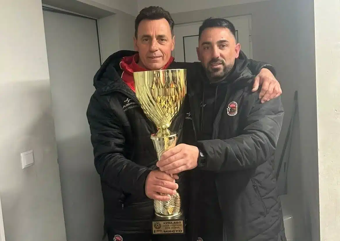 Ботев (Ихтиман) се класира за финала на Купата на Аматьорската лига, след като в полуфинален мач в Монтана надделя над Бдин (Видин) с 2:1 след обрат. „Минахме през обрат в този мач, но ние сами си го направихме малко по-сложен от това, което беше като наш замисъл. Но пък от друга страна няма как да не бъда доволен от самата реакция, след като допуснахпме попадение. Изравнихме, подобрихме играта си, стигнахме до обрат, което е радващо“, коментира старши треньорът Валери Свиленов. На въпрос, какво ще каже на хората, които не вярваха, че отборът ще стигне до този финал, треньорът отвърна: „Само мога да им кажа да продължават да НЕ вярват, че няма да играем финал. Нищо друго не мога да им кажа.“ „Ще се опитаме да внесем нужното спокойствие във времето преди финала – каквото зависи от нас като треньорско ръковдство, ще се опитаме да го направим. Искаме да сме спокойни, да няма напрежение и момчетата да изиграят мача, все едно не е финален двубой. Ние и във вчерашния мач се опитахме да бъдем спокойни, но в дадени моменти позволихме на противника да създаде ситуации точно поради тази причина, имаше напрежение в дадени хора. Но това е нормално. Когато не си играл срещи на такова ниво, независимо дали става въпрос за мачове от Аматьорската купа или друг турнир, винаги има известно напрежение. Ще се опитаме да го минимизираме за финала и върху това ще работим в следващите дни“, добави Валери Свиленов.