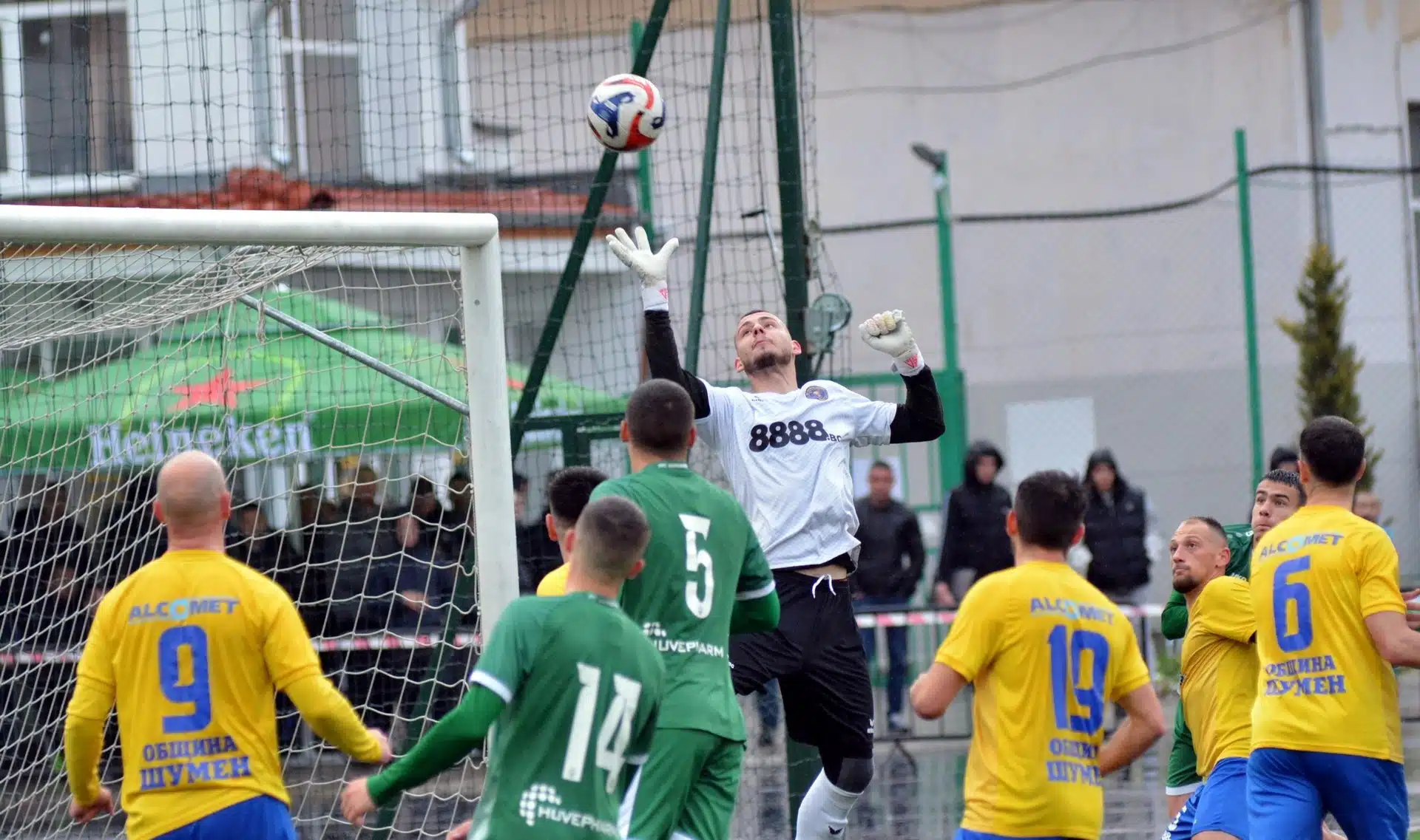 Волов-Шумен 2007 обърна Лудогорец III и запази отличната си форма у дома Волов-Шумен 2007 продължи да бъде крепост на ученическия стадион „Цоньо Василев“, след като вчера победи с 3:2 един от претендентите за първото място в Североизточната Трета лига – Лудогорец III. Особено впечатляващ бе обратът: „жълто-сините“ преодоляха пасив от 0:2 и записаха трета поредна победа на новия си дом от началото на пролетния полусезон. Преди успеха над Лудогорец тимът спечели и срещу Аксаково с 4:1, както и срещу Светкавица 2014 с 2:0. Единственото „пропускане“ досега бе равенството 2:2 с лидера Черноморец (Балчик). Волов-Шумен 2007 запазва впечатляваща домакинска серия — вече 11 поредни двубоя без поражение у дома, в които тимът има 9 победи и 2 равенства. През сезона тимът е допуснал само една домакинска загуба — от шампиона Септември (Тервел). Отборът не е губил на свой терен от ноември 2024 г., като в общо 22 мача е записал 19 успеха и 2 равенства. До края на сезона Волов-Шумен 2007 ще има възможност да продължи серията си — предстоят домакинства на Олимпик (Варна), Черноломец (Попово) и ФК Рилци. Тези резултати обясняват защо „жълто-сините“ заслужено заемат четвъртото място в класирането, след Черноморец (Балчик), Лудогорец III и Септември (Тервел). Ако се направи подреждане само по домакински мачове, Волов-Шумен 2007 отново е четвърти с 32 точки — на 1 зад Септември, на 2 зад Лудогорец и на 3 зад Черноморец. снимка: ШУМ.БГ