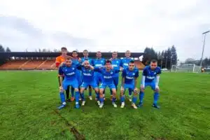 Пирин (Разлог) приема Ботев (Ихтиман) в среща от 29-ия кръг Пирин (Разлог) ще посрещне Ботев (Ихтиман) в мач от 29-ия кръг на Югозападната Трета лига. Двубоят е в събота, 25-ти април, от 16:00 часа на стадион „Септември“ в Разлог. „Сините“ загубиха гостуването си на ЦСКА III в миналия кръг и прекъснаха серията си от две поредни победи със сухи мрежи и общо три триумфа в предходните четири кръга. За да се върнат на победния път, те ще трябва да прекъснат и дългата серия от двубои без успех срещу ихтиманци. В последните си пет сблъсъка с Ботев Пирин има спечелени само 2 точки след две равенства и три загуби. Преди това обаче разложкият тим доминираше в съперничеството – записа два поредни успеха и общо три в пет мача, в които нямаше загуба. Пирин заема 11-о място с актив от 36 точки, докато Ботев (Ихтиман) е четвърти с 44. Бонус за домакините може да е фактът, че вчера съперникът имаше тежък двубой от полуфиналите за Купата на Аматьорската лига.