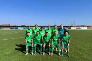 ФК Секирово (Раковски) гостува на ФК Димитровград 1947 ФК Секирово (Раковски) ще играе срещу ФК Димитровград 1947 в мач от 31-ия кръг на Югоизточната Трета лига. Двубоят е в събота, 25-ти април, от 17:00 часа. Срещата противопоставя 17-ия и 16-ия във временното класиране, а при победа „секирите“ могат да се изкачат до 15-ото място. Отборът обаче ще бъде без един от водещите си футболисти — Запрян Запрянов, който получи петия си жълт картон при загубата от Асеновец (Асеновград) в 29-ия кръг. В последния кръг Секирово почиваше. Тимът трябва да прекъсне и негативната си серия — два поредни мача загуба и общо пет поражения в последните шест срещи, в които е взел само една точка. Любопитно е, че през пролетта „зелените“ играят по-успешно като гости — 5 от общо 6 спечелени точки през пролетта са далеч от дома. Секирово е в серия от четири двубоя без загуба срещу Димитровград — 1 победа и 3 равенства, включително 0:0 по-рано през настоящата кампания.