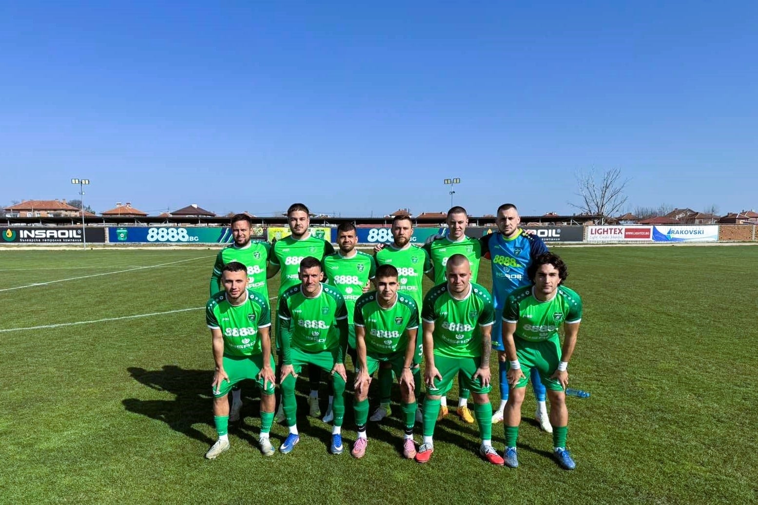 ФК Секирово (Раковски) гостува на ФК Димитровград 1947 ФК Секирово (Раковски) ще играе срещу ФК Димитровград 1947 в мач от 31-ия кръг на Югоизточната Трета лига. Двубоят е в събота, 25-ти април, от 17:00 часа. Срещата противопоставя 17-ия и 16-ия във временното класиране, а при победа „секирите“ могат да се изкачат до 15-ото място. Отборът обаче ще бъде без един от водещите си футболисти — Запрян Запрянов, който получи петия си жълт картон при загубата от Асеновец (Асеновград) в 29-ия кръг. В последния кръг Секирово почиваше. Тимът трябва да прекъсне и негативната си серия — два поредни мача загуба и общо пет поражения в последните шест срещи, в които е взел само една точка. Любопитно е, че през пролетта „зелените“ играят по-успешно като гости — 5 от общо 6 спечелени точки през пролетта са далеч от дома. Секирово е в серия от четири двубоя без загуба срещу Димитровград — 1 победа и 3 равенства, включително 0:0 по-рано през настоящата кампания.