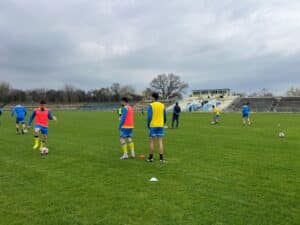 ФК Димитровград 1947 посреща Секирово в мач от 31-ия кръг ФК Димитровград 1947 ще приеме Секирово (Раковски) в среща от 31-ия кръг на Югоизточната Трета лига. Двубоят е в събота, 25 април, от 17:00 часа на стадион "Миньор". Мачът е от особена важност за "жълто-сините", които се изправят срещу един от преки конкуренти в борбата за оцеляване — и то на собствен терен. У дома тимът записа три поредни победи и общо четири успеха в петте си мача през пролетта. Към момента Димитровград е 16-ти в класирането с 28 точки, докато "секирите" заемат 17-ата позиция с 27 точки. Въпреки наличието на комфортна разлика от 8 точки спрямо опасната зона, отборът знае, че трябва задължително да търси успех, който да ги доближи към спасението. Добрата новина за треньорския щаб, воден от Тодор Манев, е че всички футболисти са здрави и на разположение. Очаква се и завръщането на Валентин Сливов — едно от сериозните попълнения през зимната пауза, който пропусна последните четири срещи заради контузия.