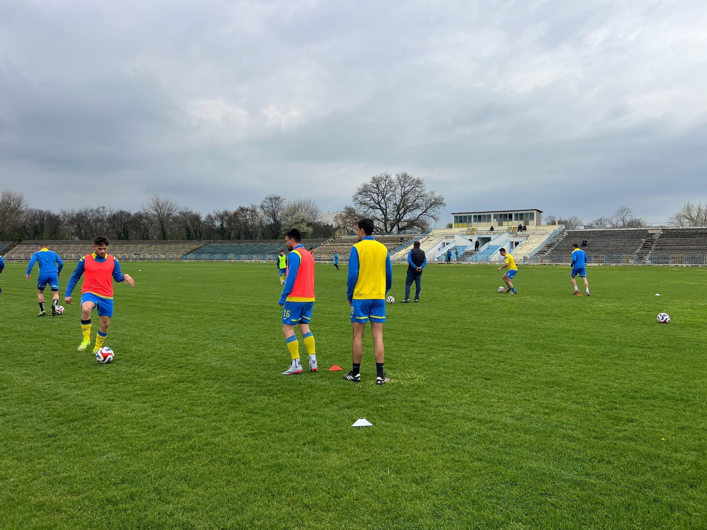 ФК Димитровград 1947 посреща Секирово в мач от 31-ия кръг ФК Димитровград 1947 ще приеме Секирово (Раковски) в среща от 31-ия кръг на Югоизточната Трета лига. Двубоят е в събота, 25 април, от 17:00 часа на стадион "Миньор". Мачът е от особена важност за "жълто-сините", които се изправят срещу един от преки конкуренти в борбата за оцеляване — и то на собствен терен. У дома тимът записа три поредни победи и общо четири успеха в петте си мача през пролетта. Към момента Димитровград е 16-ти в класирането с 28 точки, докато "секирите" заемат 17-ата позиция с 27 точки. Въпреки наличието на комфортна разлика от 8 точки спрямо опасната зона, отборът знае, че трябва задължително да търси успех, който да ги доближи към спасението. Добрата новина за треньорския щаб, воден от Тодор Манев, е че всички футболисти са здрави и на разположение. Очаква се и завръщането на Валентин Сливов — едно от сериозните попълнения през зимната пауза, който пропусна последните четири срещи заради контузия.